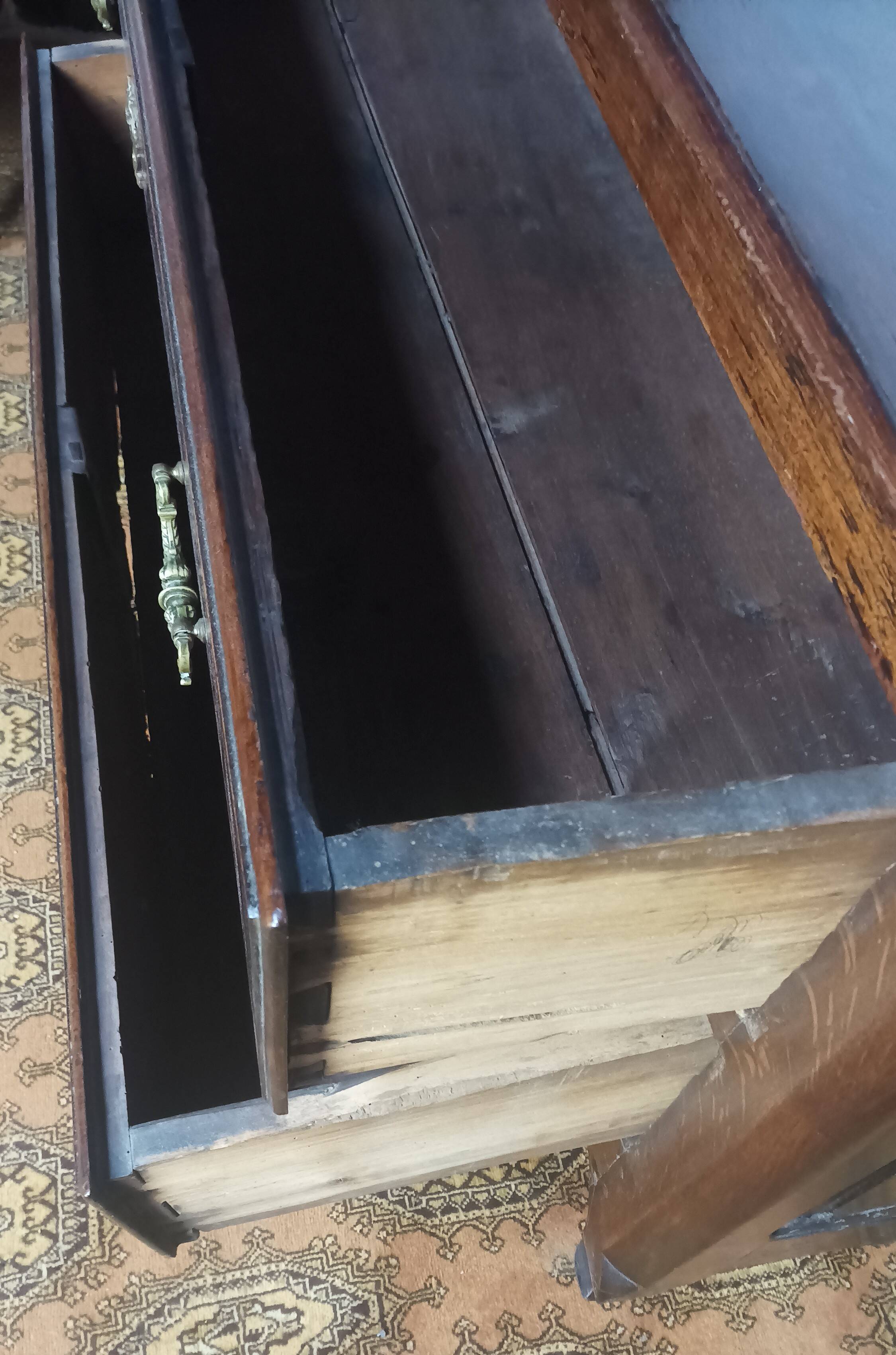 Grande commode sauteuse époque 18ème