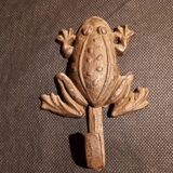 Grenouille en fonte support porte clés