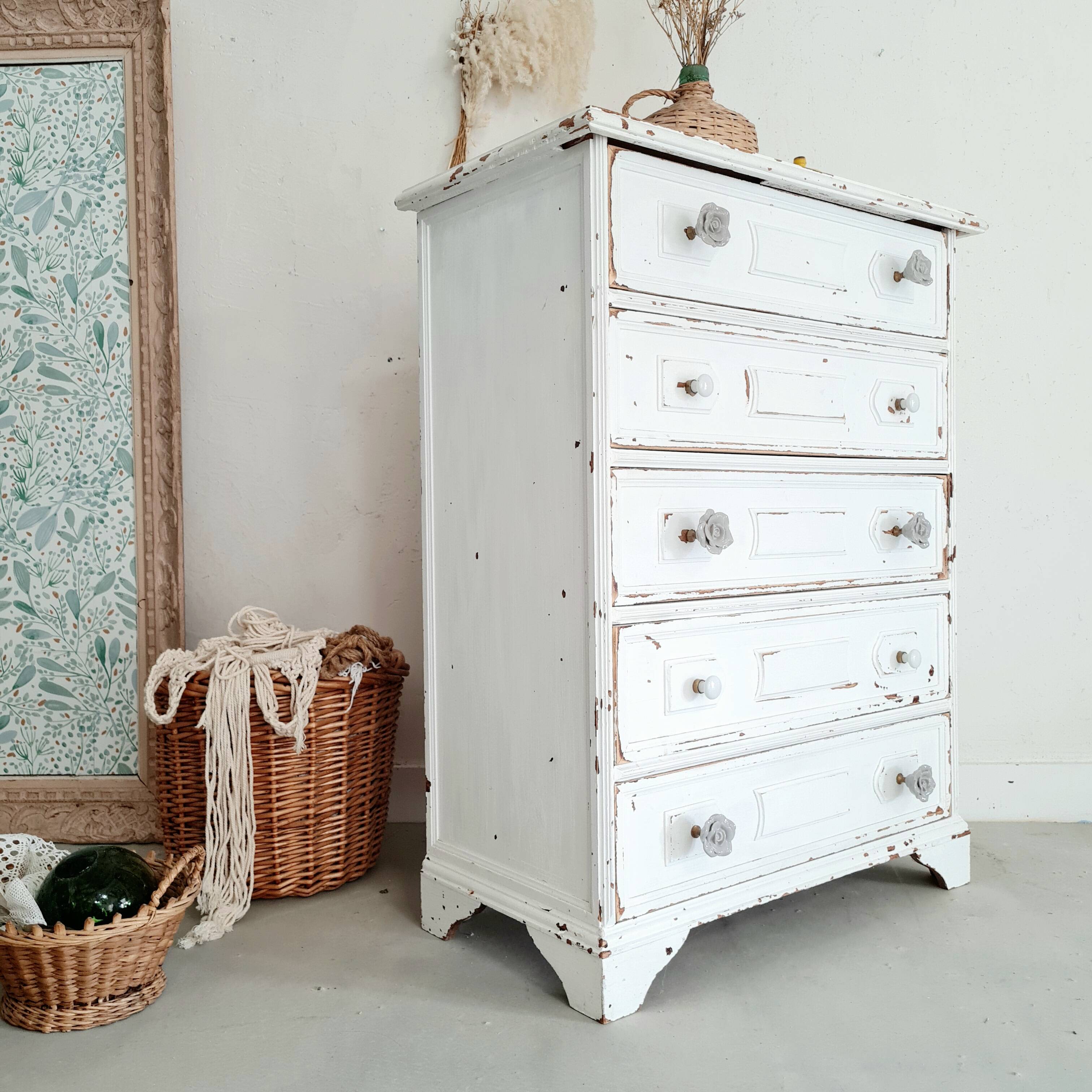 Commode haute blanche patinée