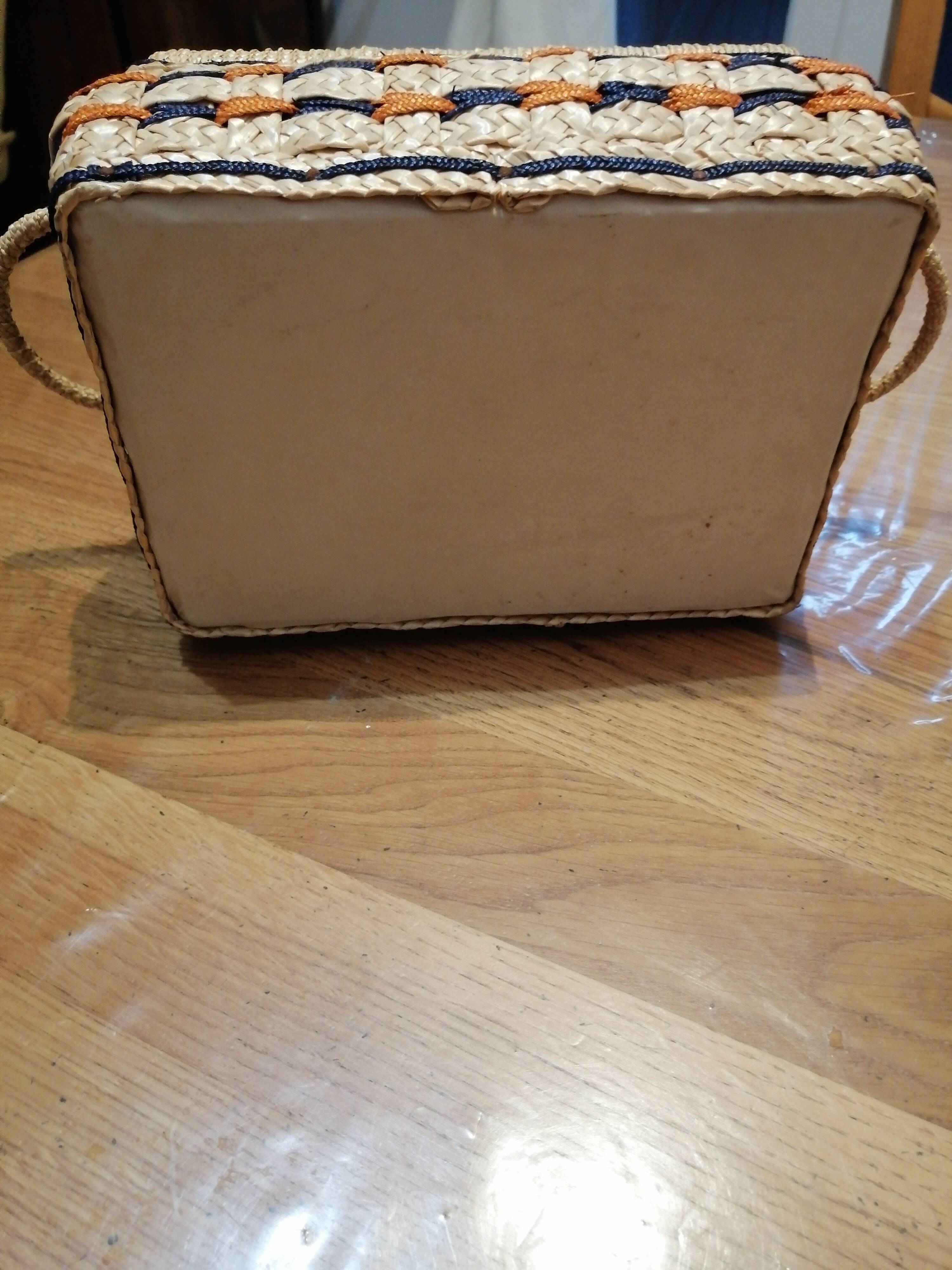 Petite boite a couture en osier vintage