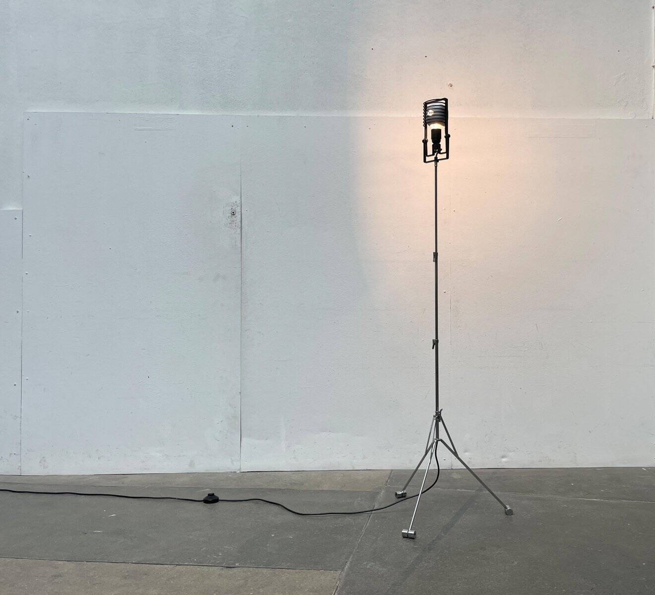 Vintage Italian Sintesi Terra folding floor lamp with tripod by Ernesto Gismondi for Artemide, 1970s.