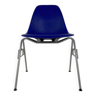 Chaise design bleue