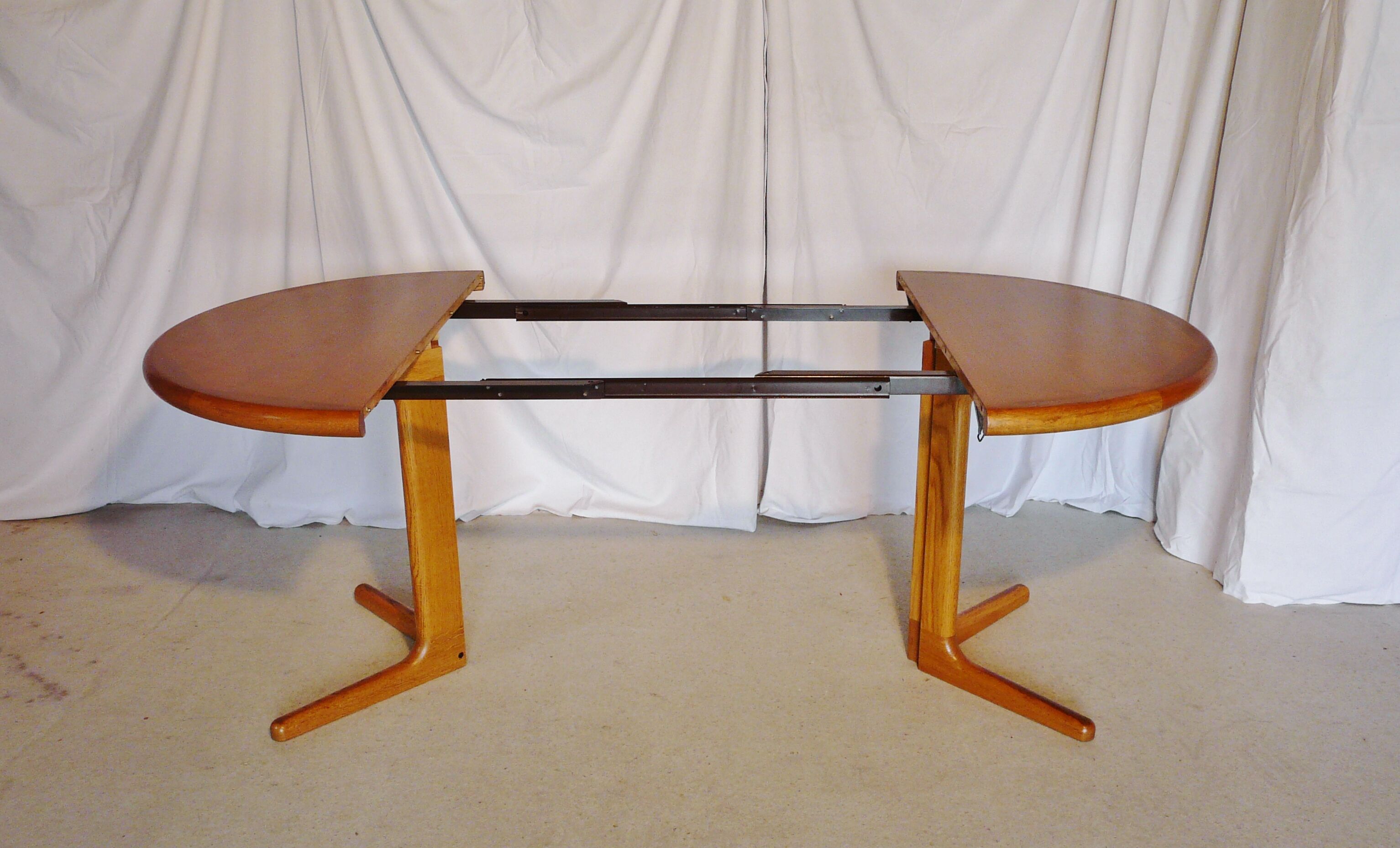 Expandable round table in teak