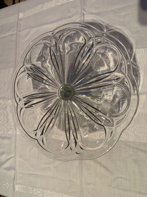 Pie dish and bubbled glass cakes on foot in excellent condition
