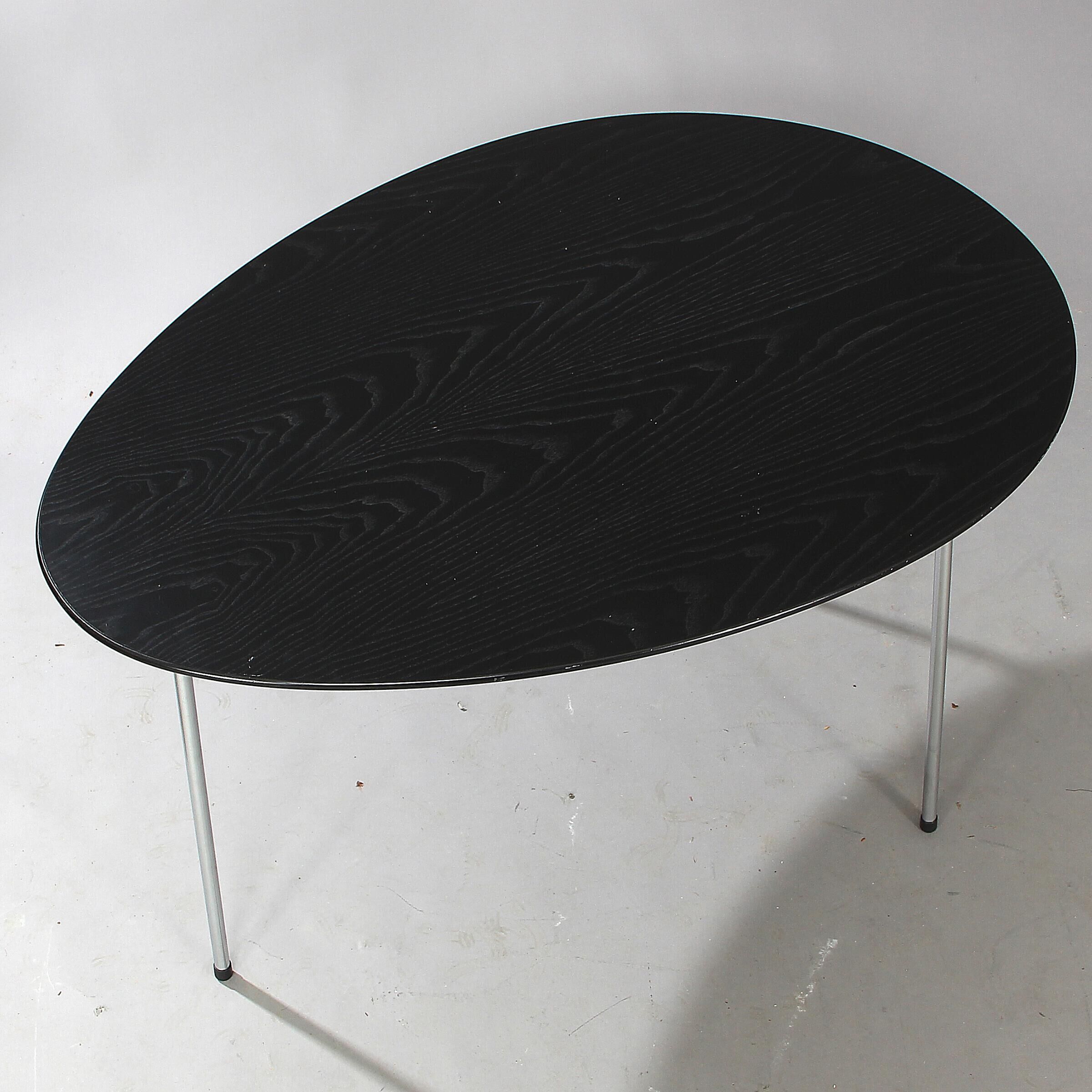 Table et chaises d'Arne Jacobsen édition Fritz Hansen