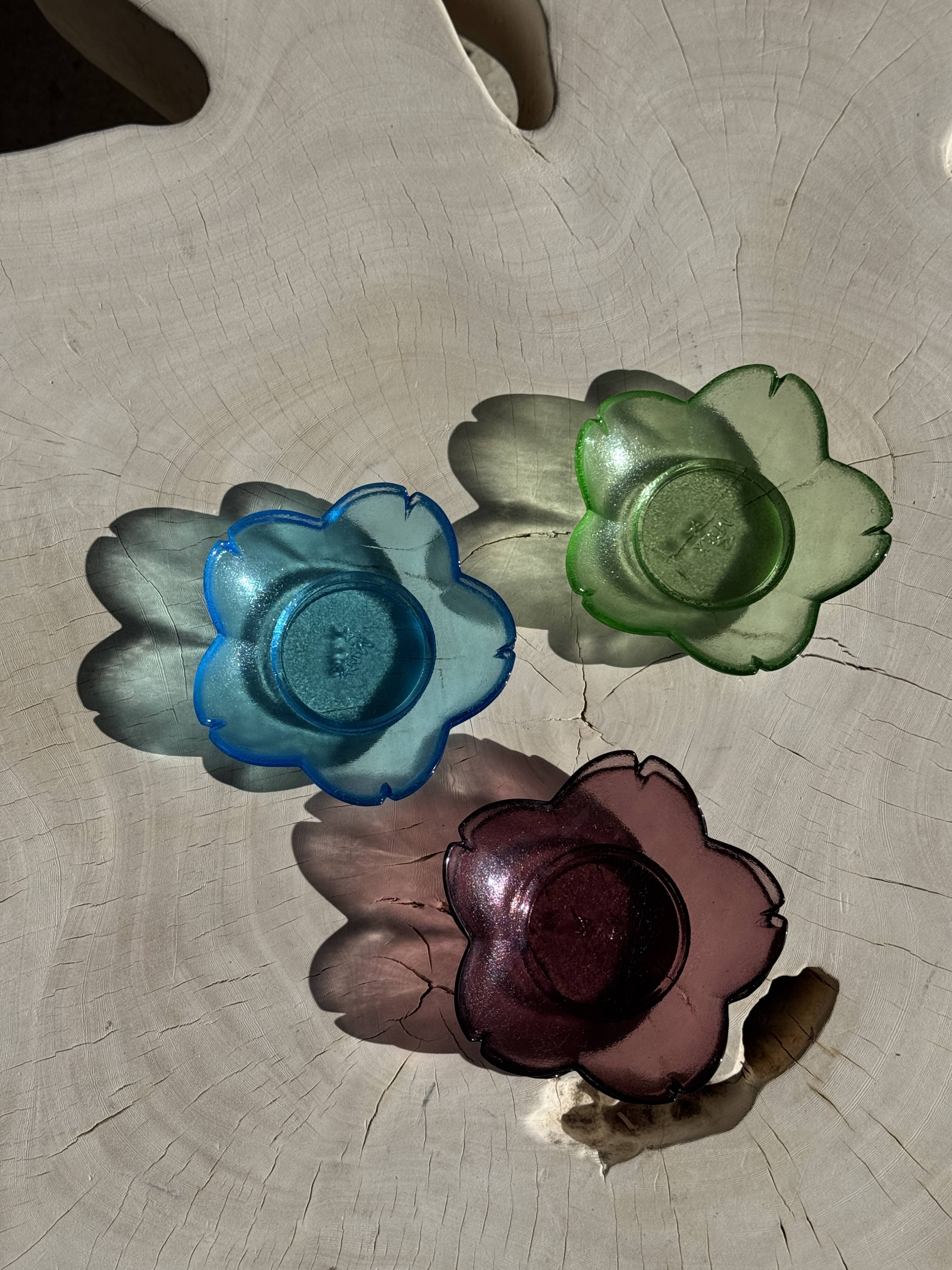6 vintage flower-shaped bowls, XVM brand on the bottom