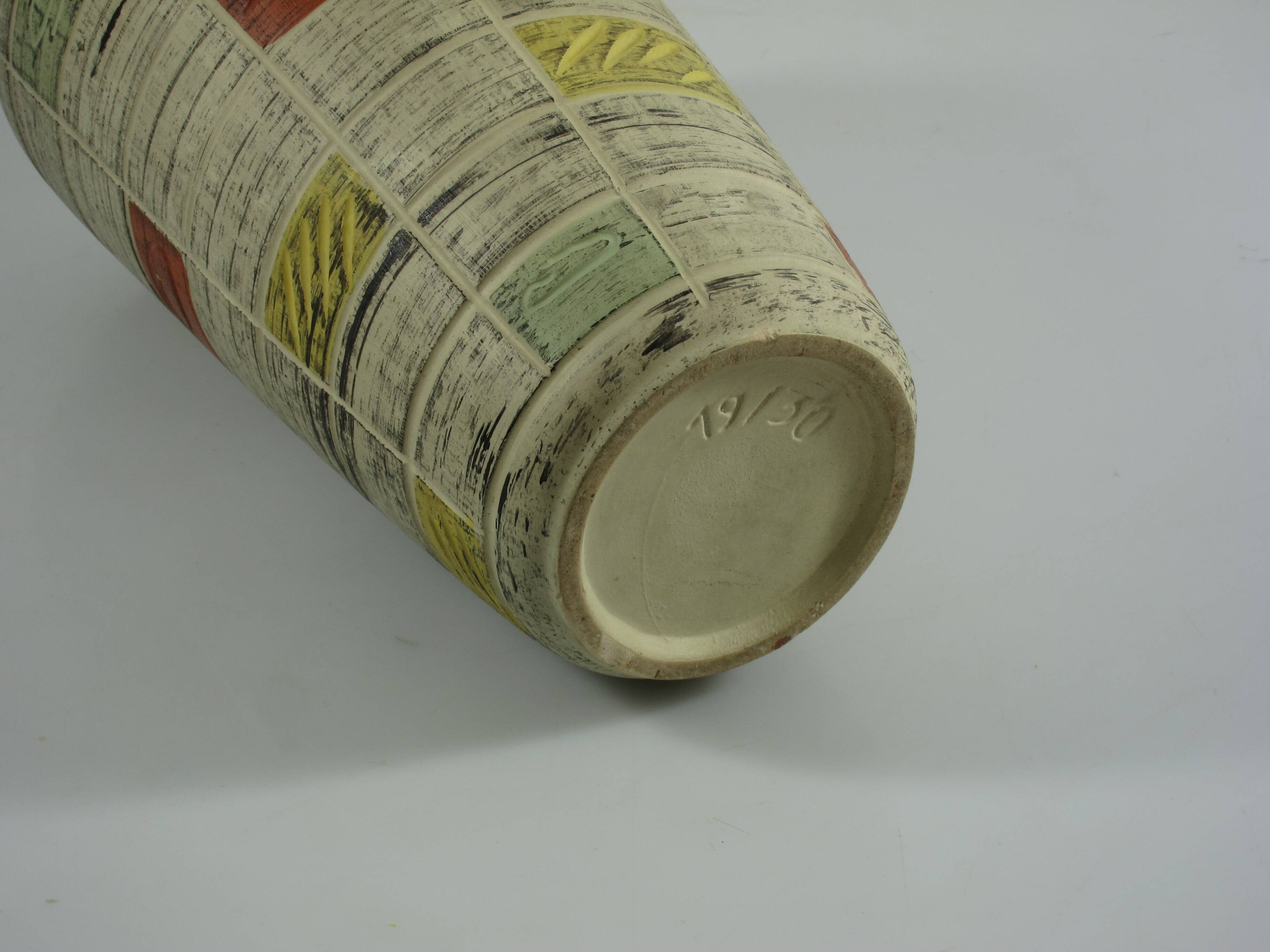 Vase en céramique des années 1950 avec relief, design bleu, rouge et jaune, 31 cm