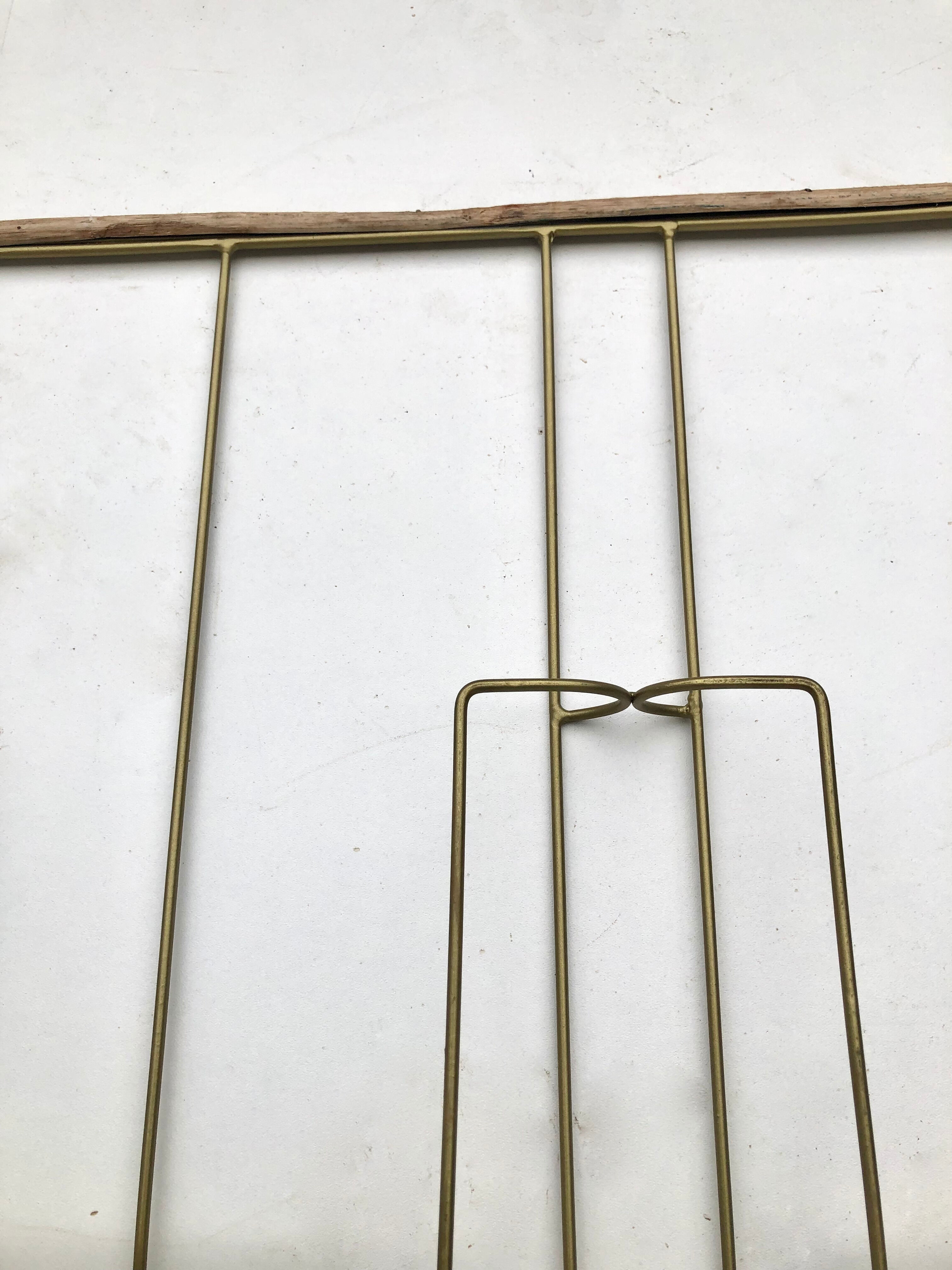 Wall magazine holder