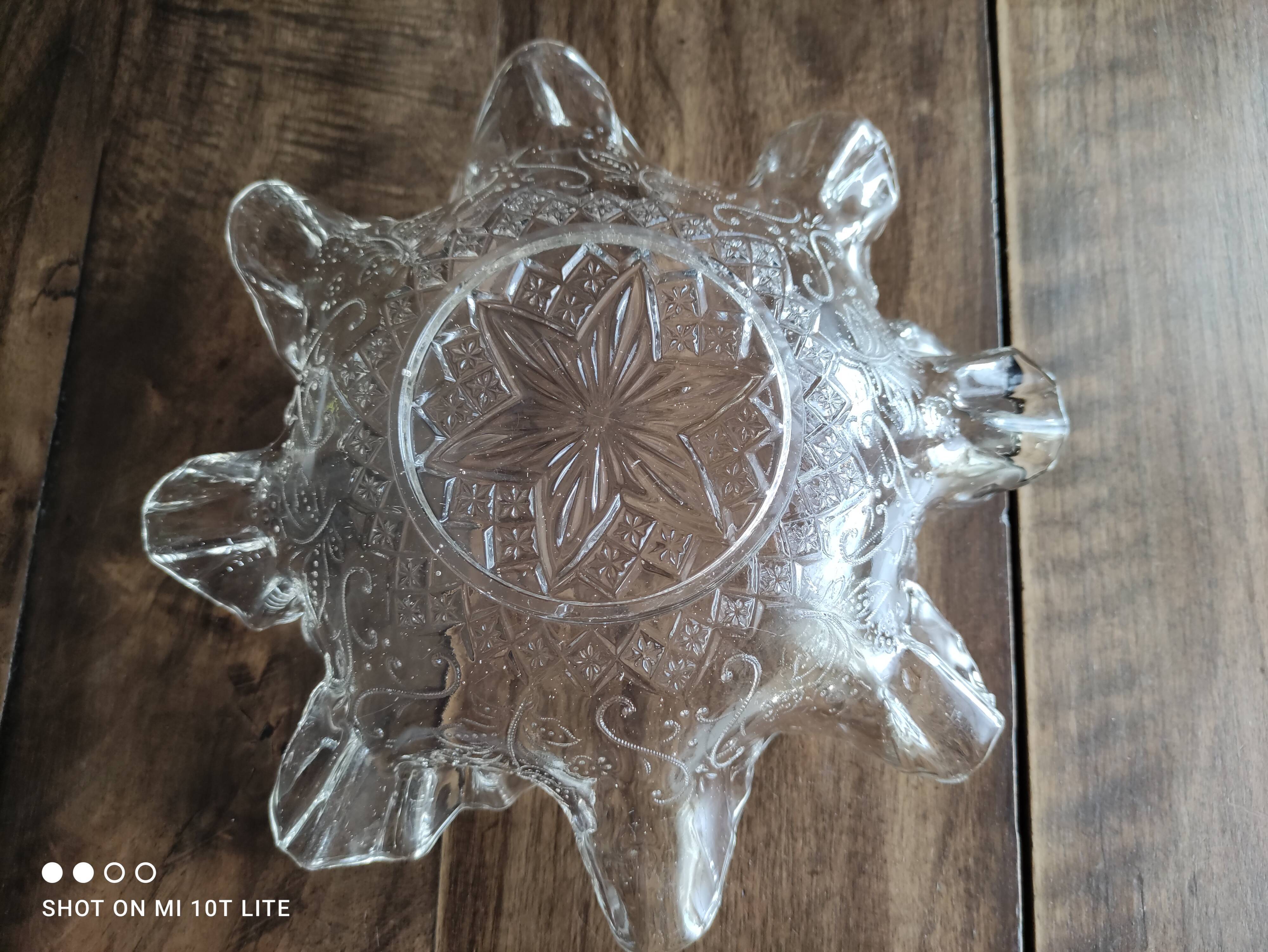 Cup, empty pockets in voluted molded glass decoration stars