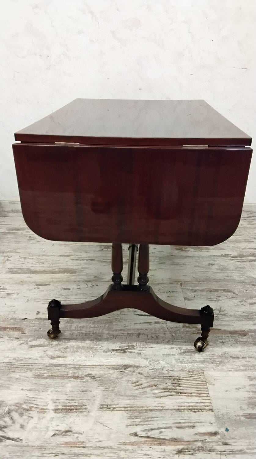 English-style coffee table with flaps