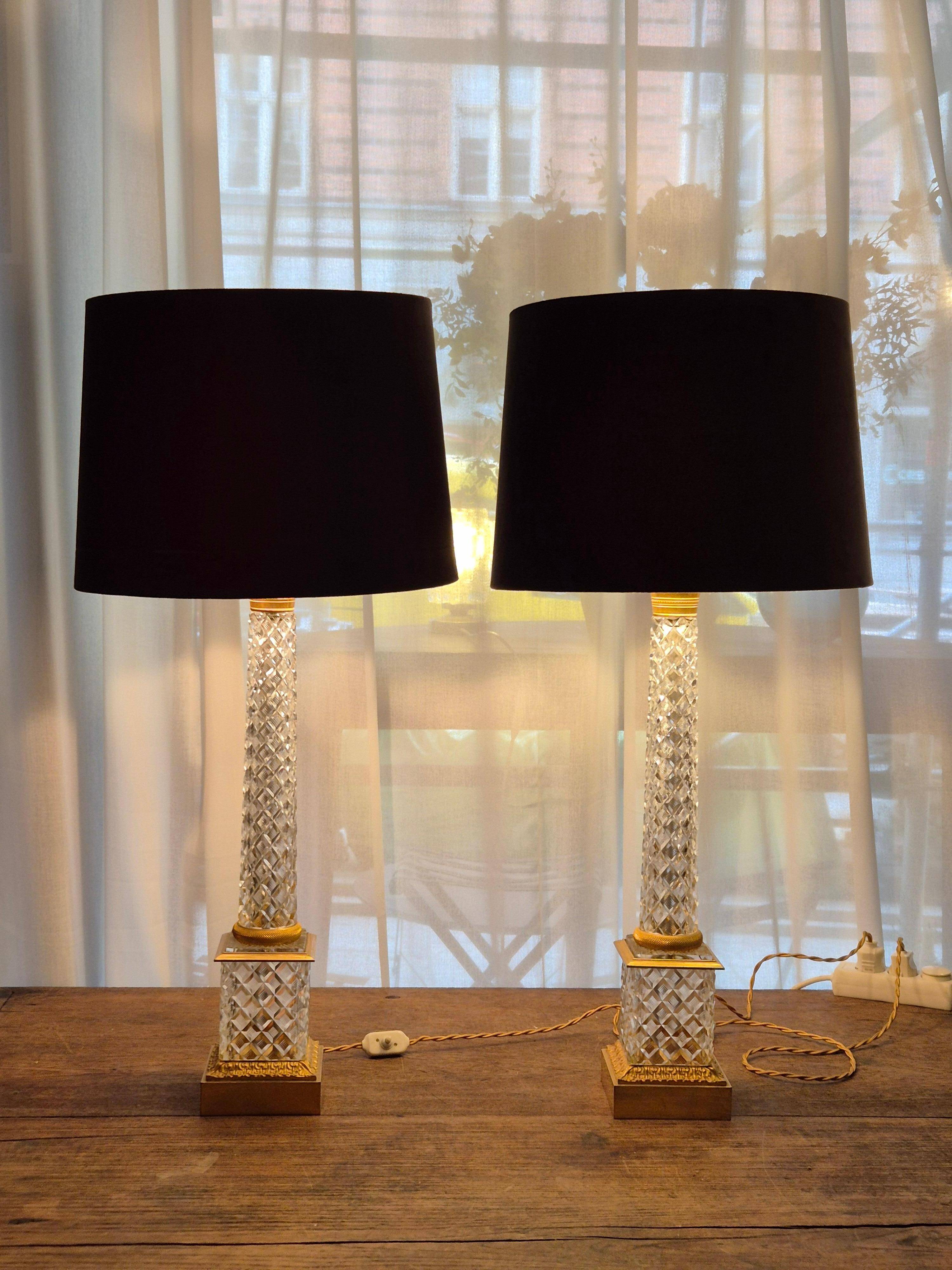 Pair of coloured table lamps, made of cut crystal and gilded bronze, in the Baccarat style.