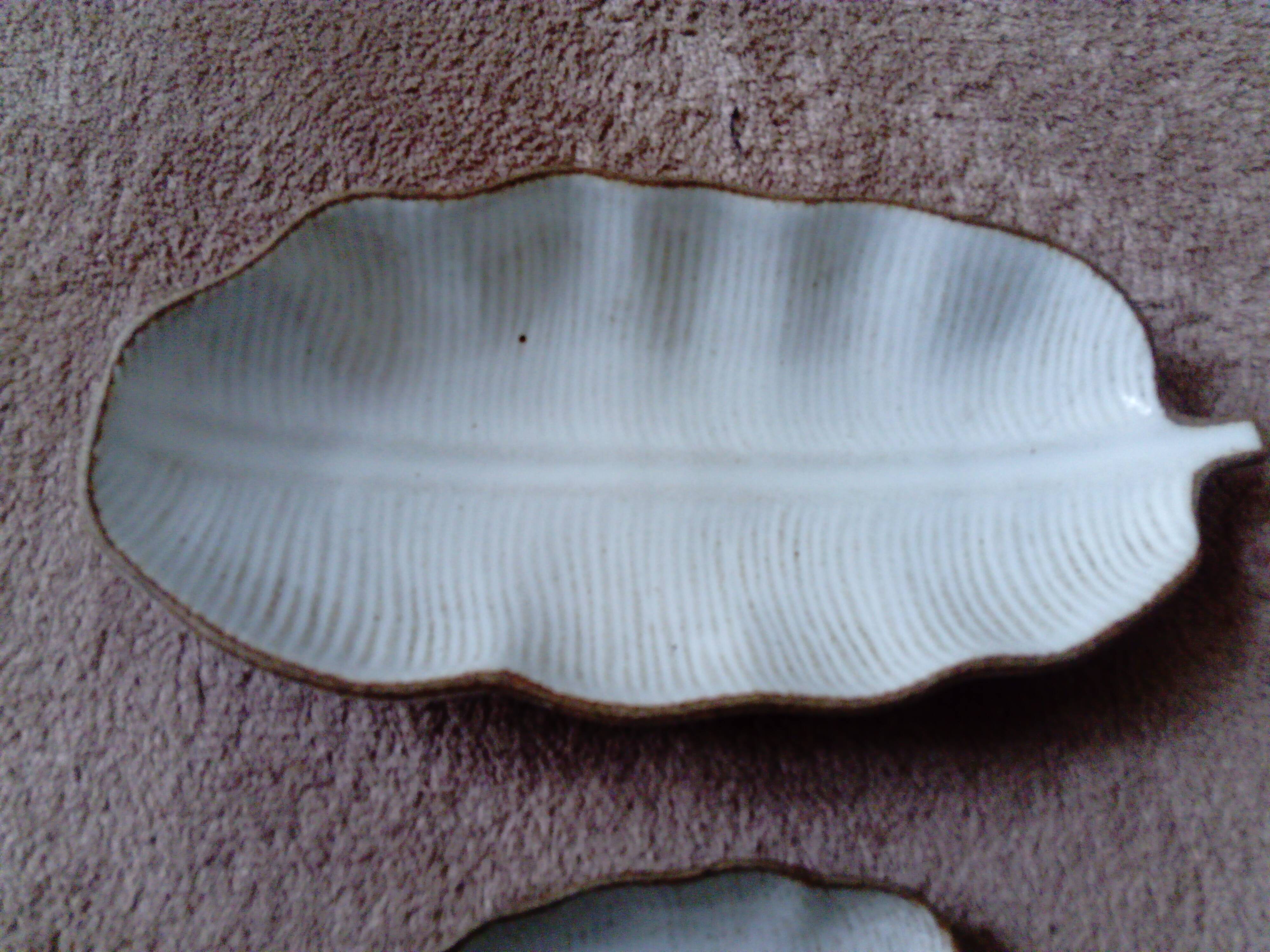 Banana leaf shaped barbotine dish and bowl