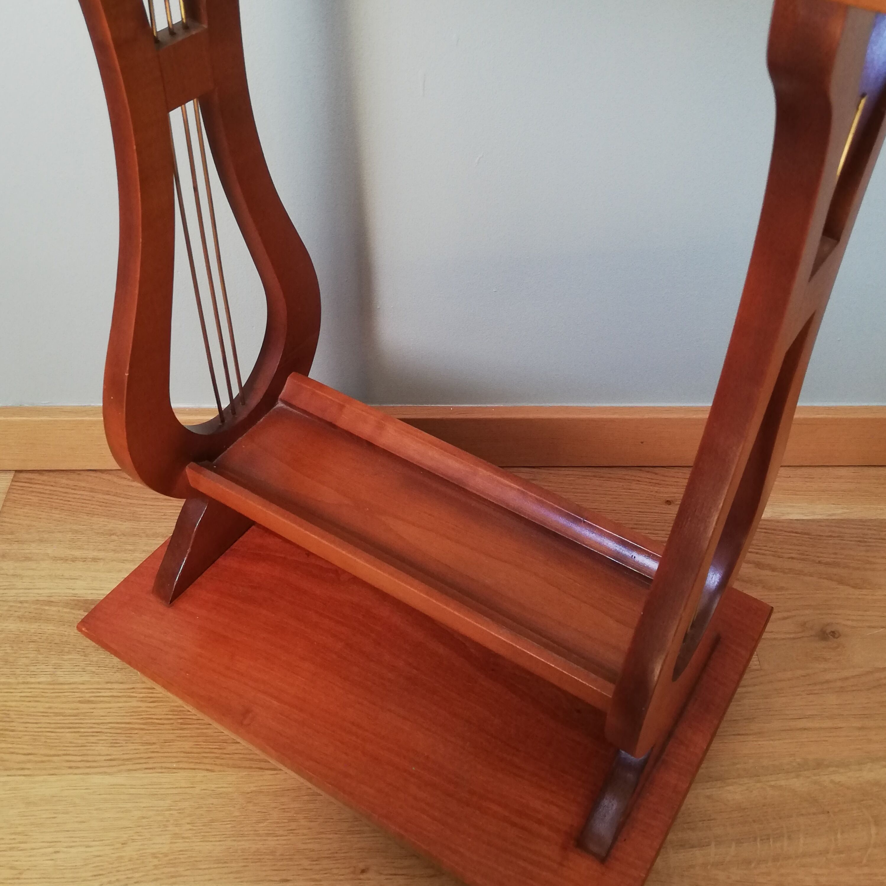 Pedestal table or English cherry saddle with lyre feet