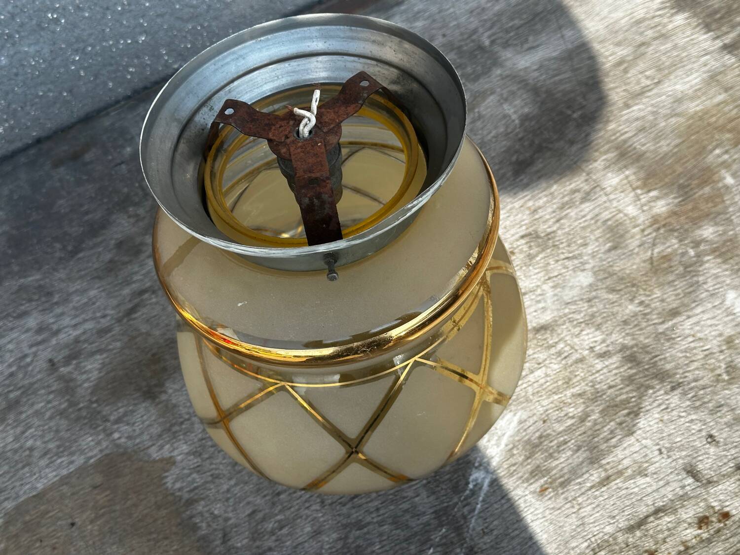 Plafonnier art déco verre sablé rehaussé d’or