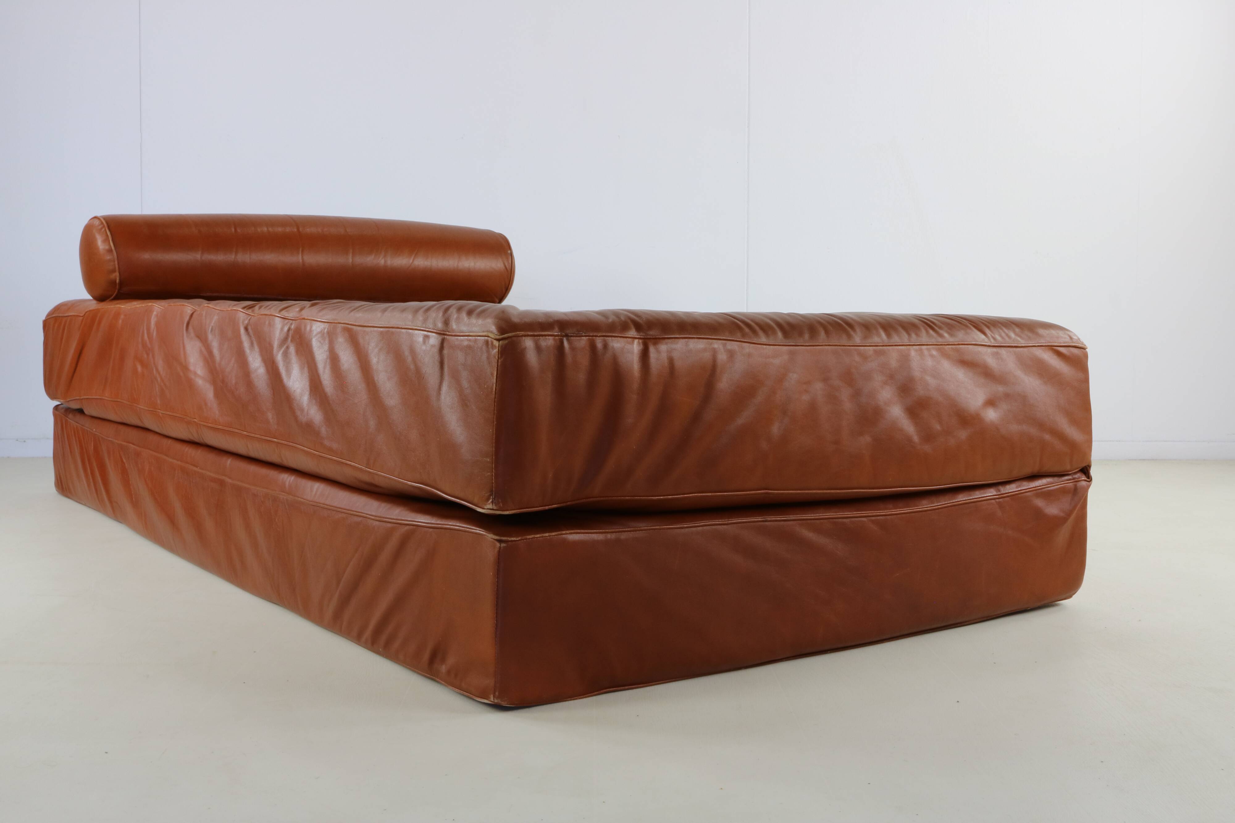 Scarce dutch design all leather daybed by Martin Visser for Spectrum Hollan