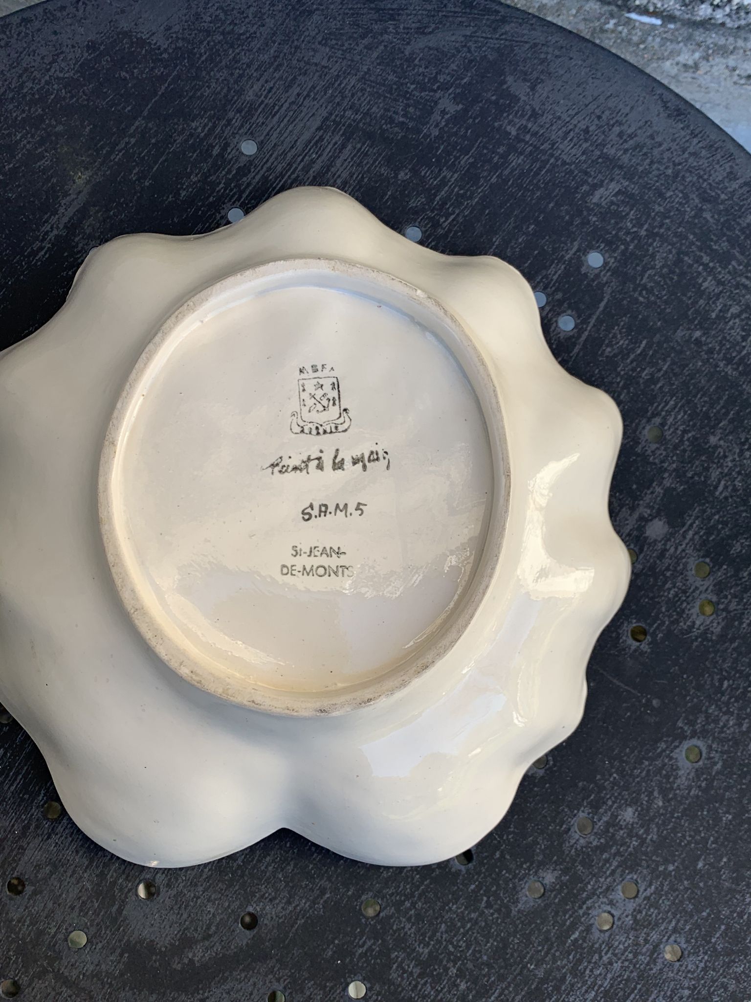Coupe à fruits petite maraîchine peinte à la main et signée par Henry Simon vintage