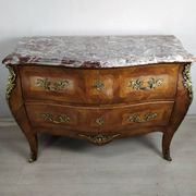Commode galbé Louis XV