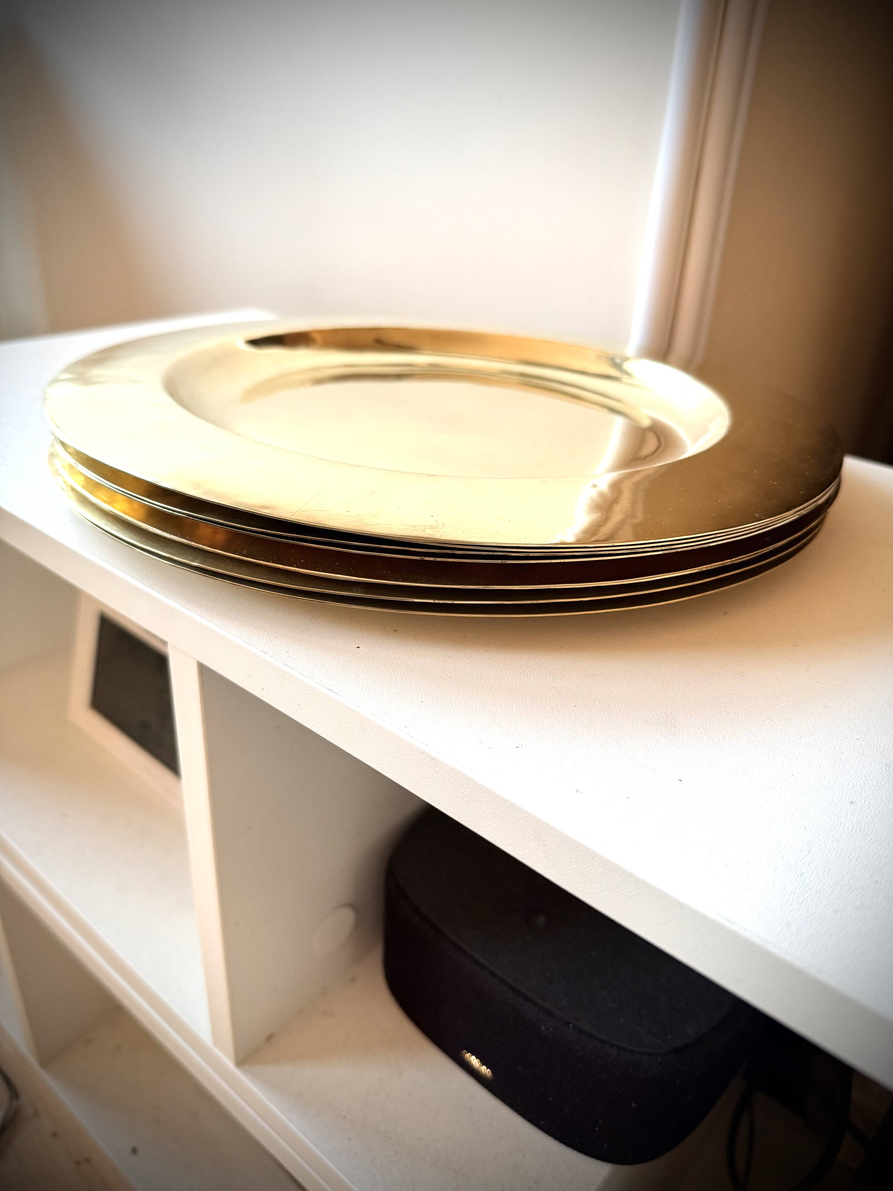 8 large dessert plates in brass