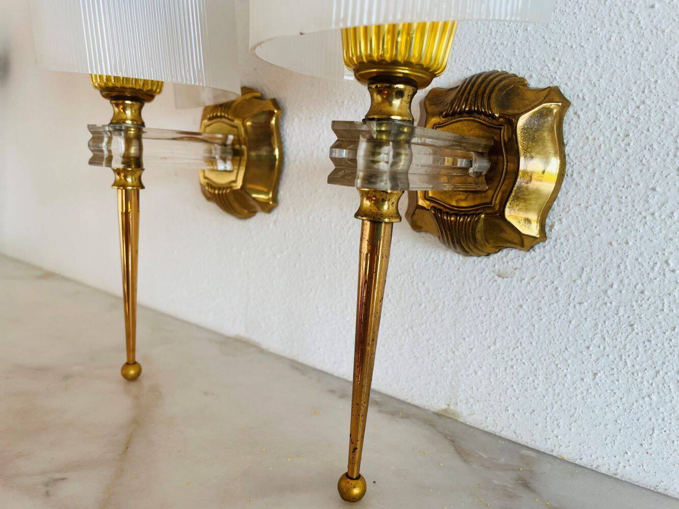 Paire d'appliques en laiton et acrylique, France 1960