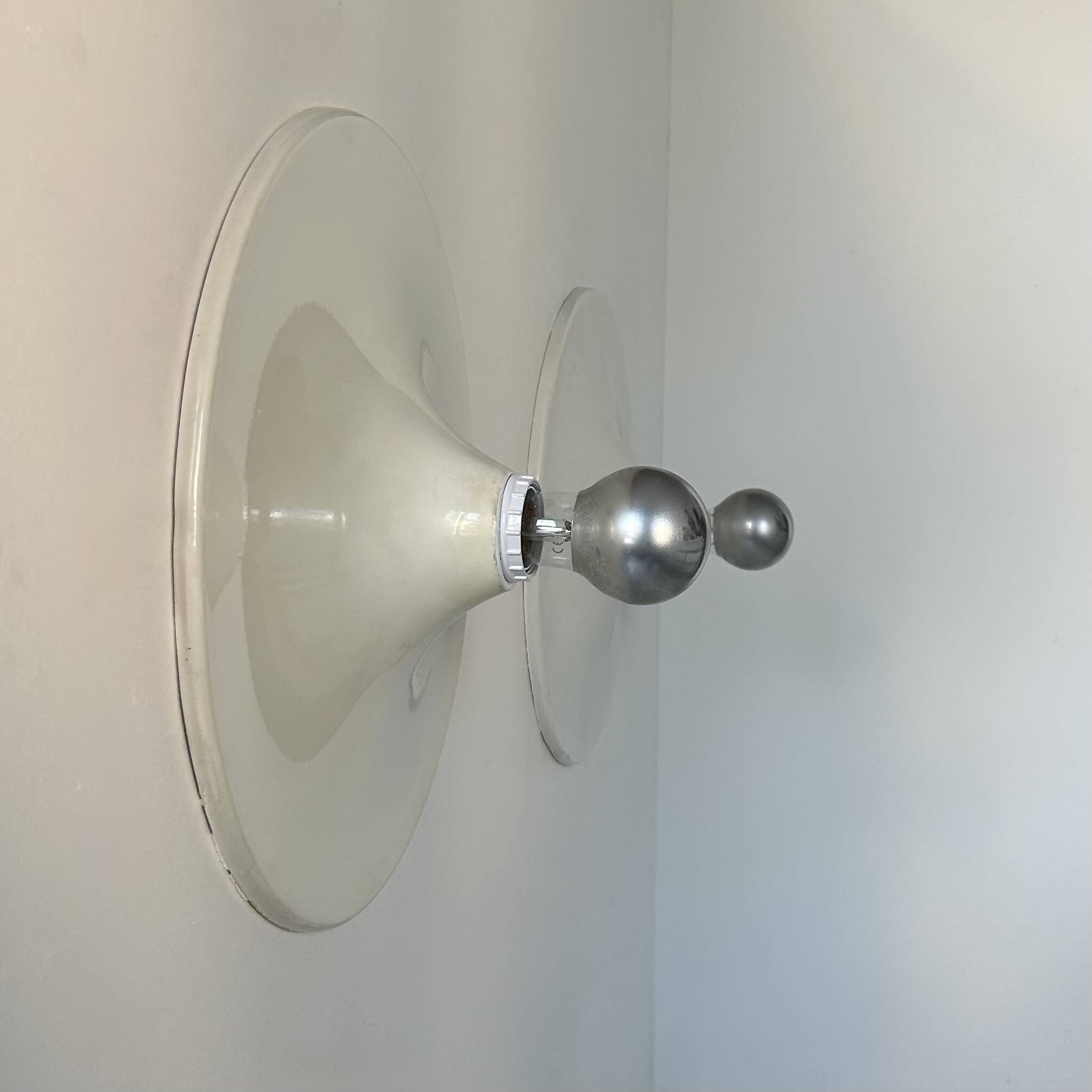 Pair of vintage wall lights, white lacquered metal, Italy 1970.