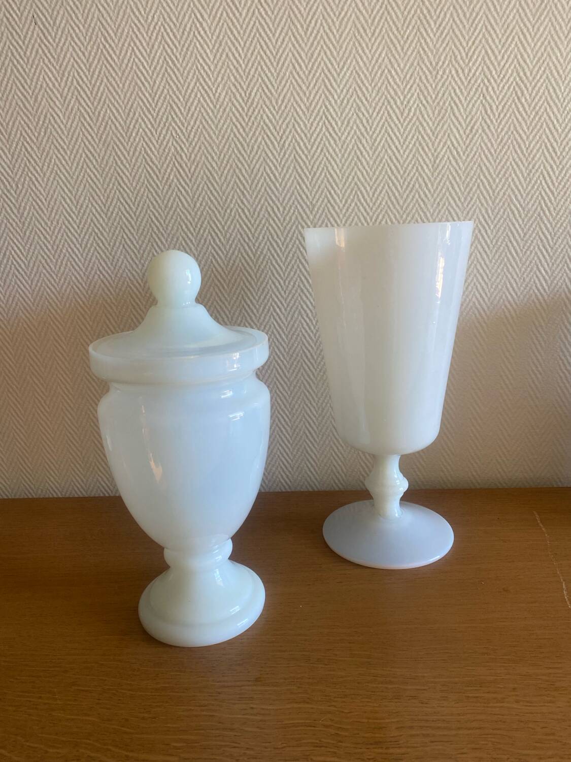 Vase et bonbonnière vintage en opaline blanche