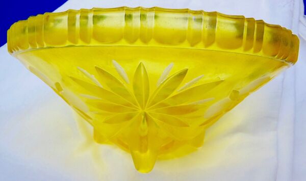 Coupe tripode en cristal jaune taillé et dégagé a l'acide art deco Baccarat