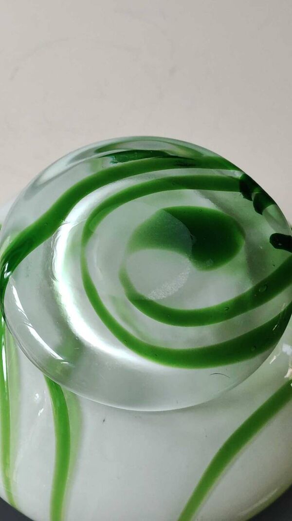 Grand Vase Vénitien en verre d Art soufflé/Murano. Motif floral couleur ambre en relief. Haut 35 cm