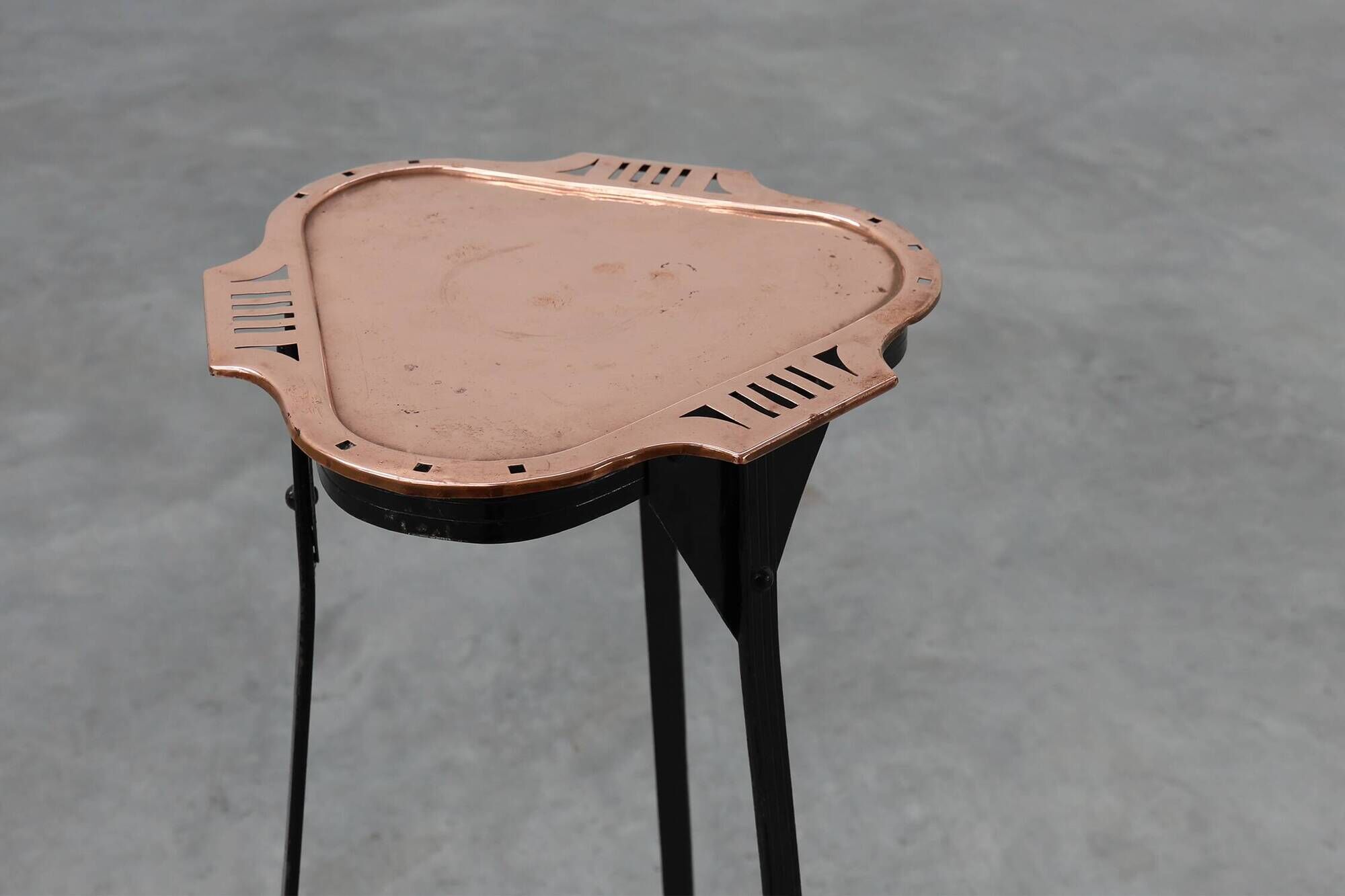 Table d'appoint Art Nouveau en métal et cuivre dans le style de Gustave Serrurier-Bovy