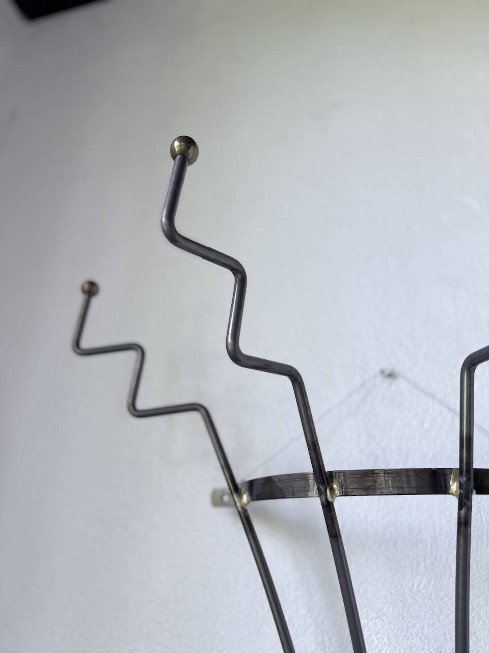 Porte manteau mural zigzag en métal et laiton 1960