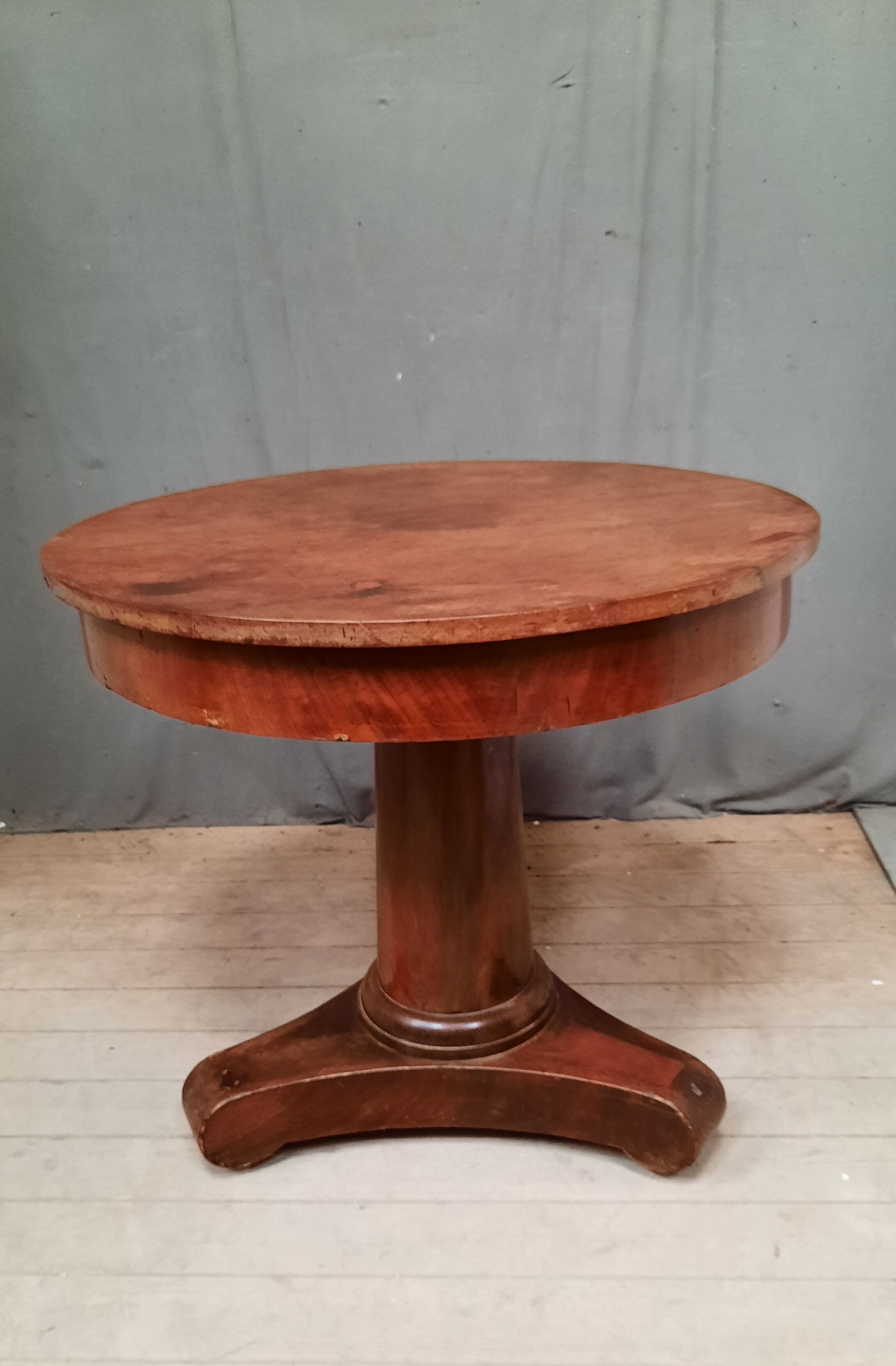 Restoration pedestal table with central barrel