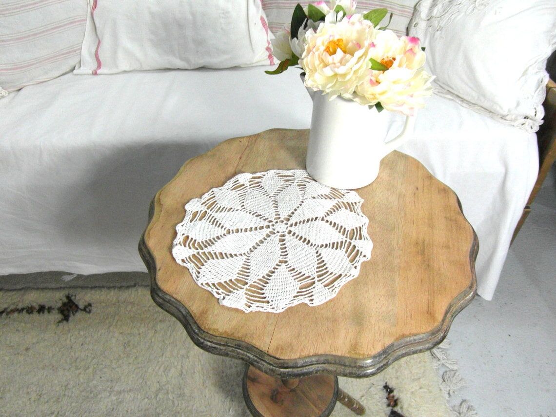 Round placemat in French crocheted lace in white cotton