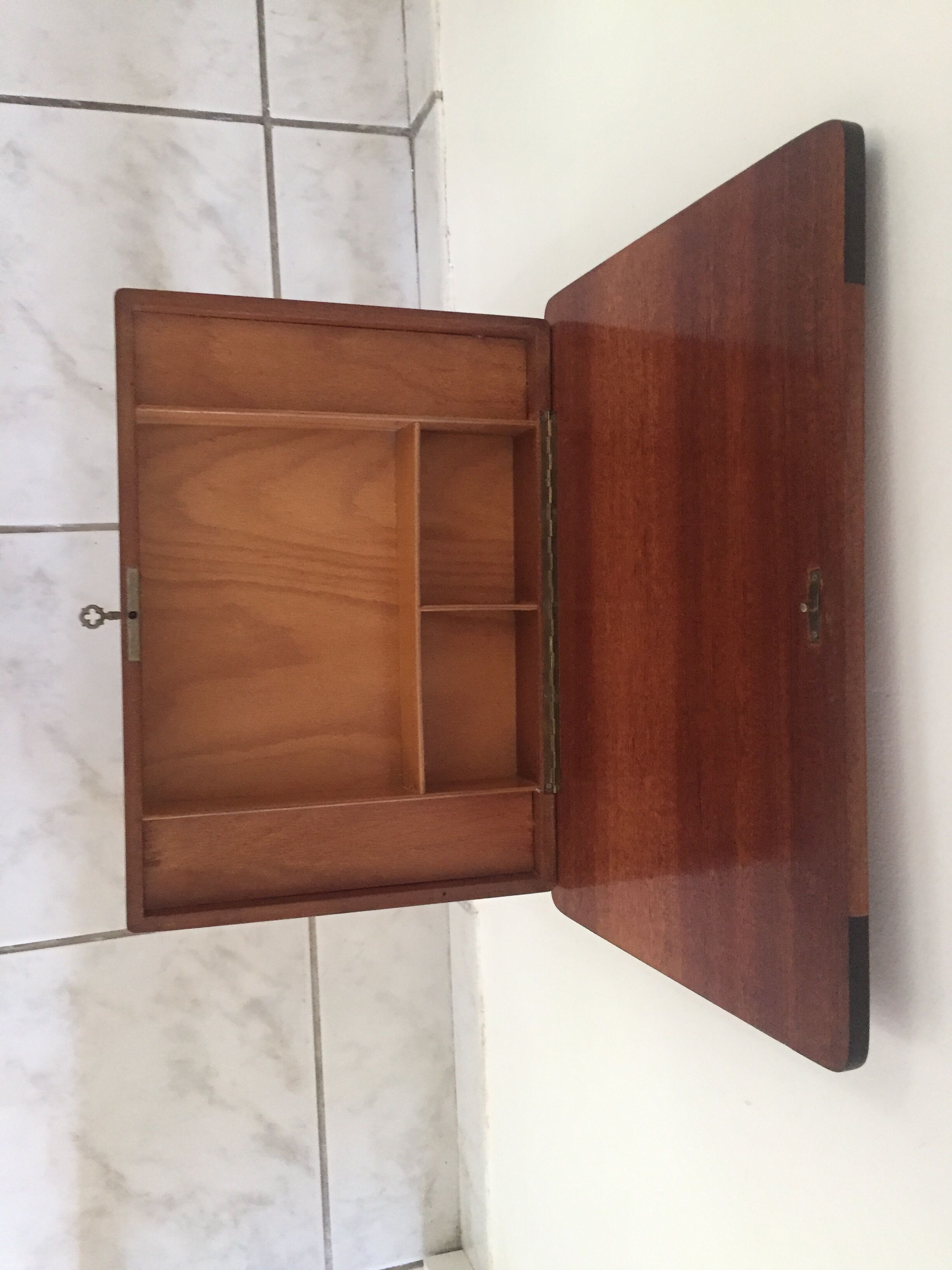 TABLE CIGAR BOX OR INMEANED JEWELRY