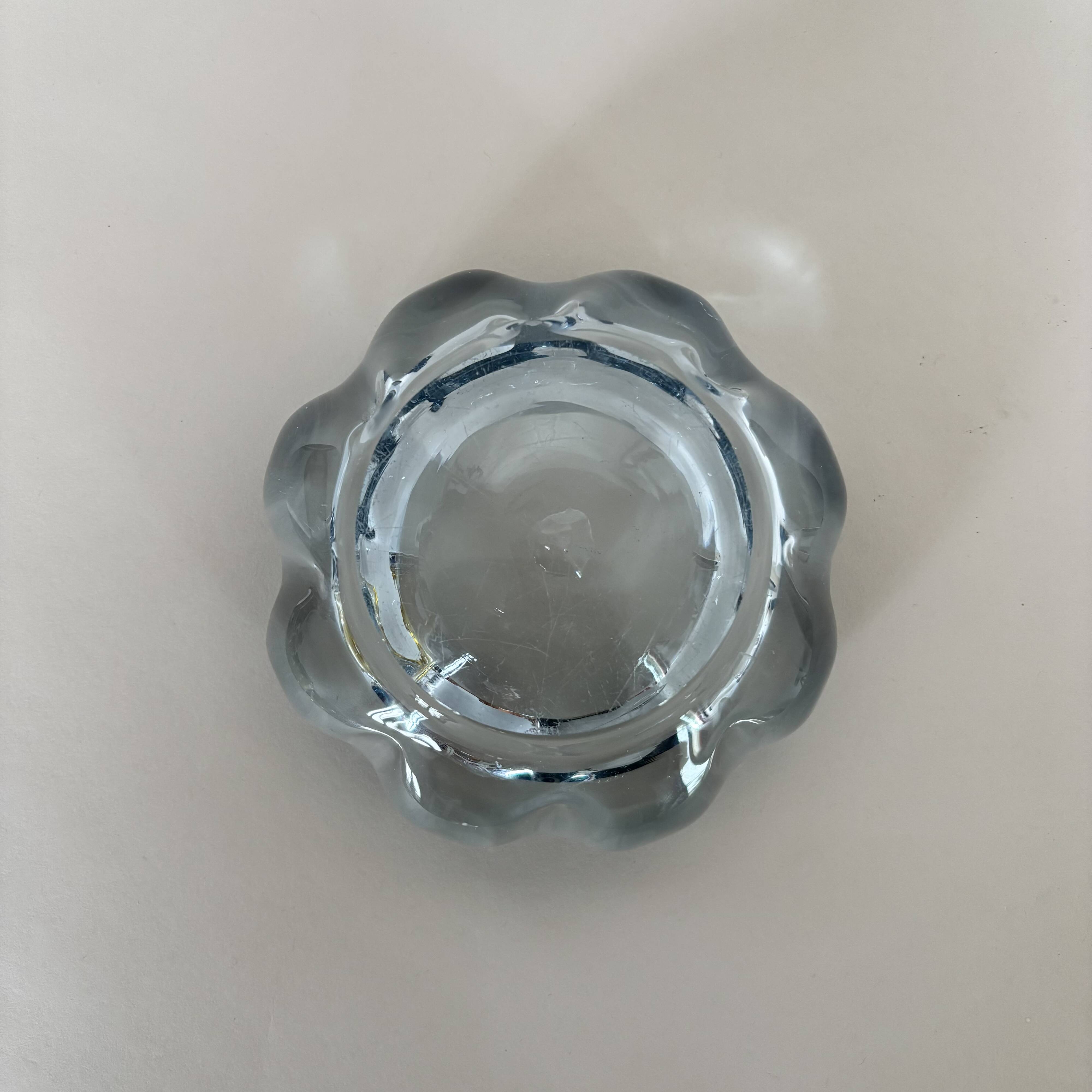 Blue flower-shaped empty pocket