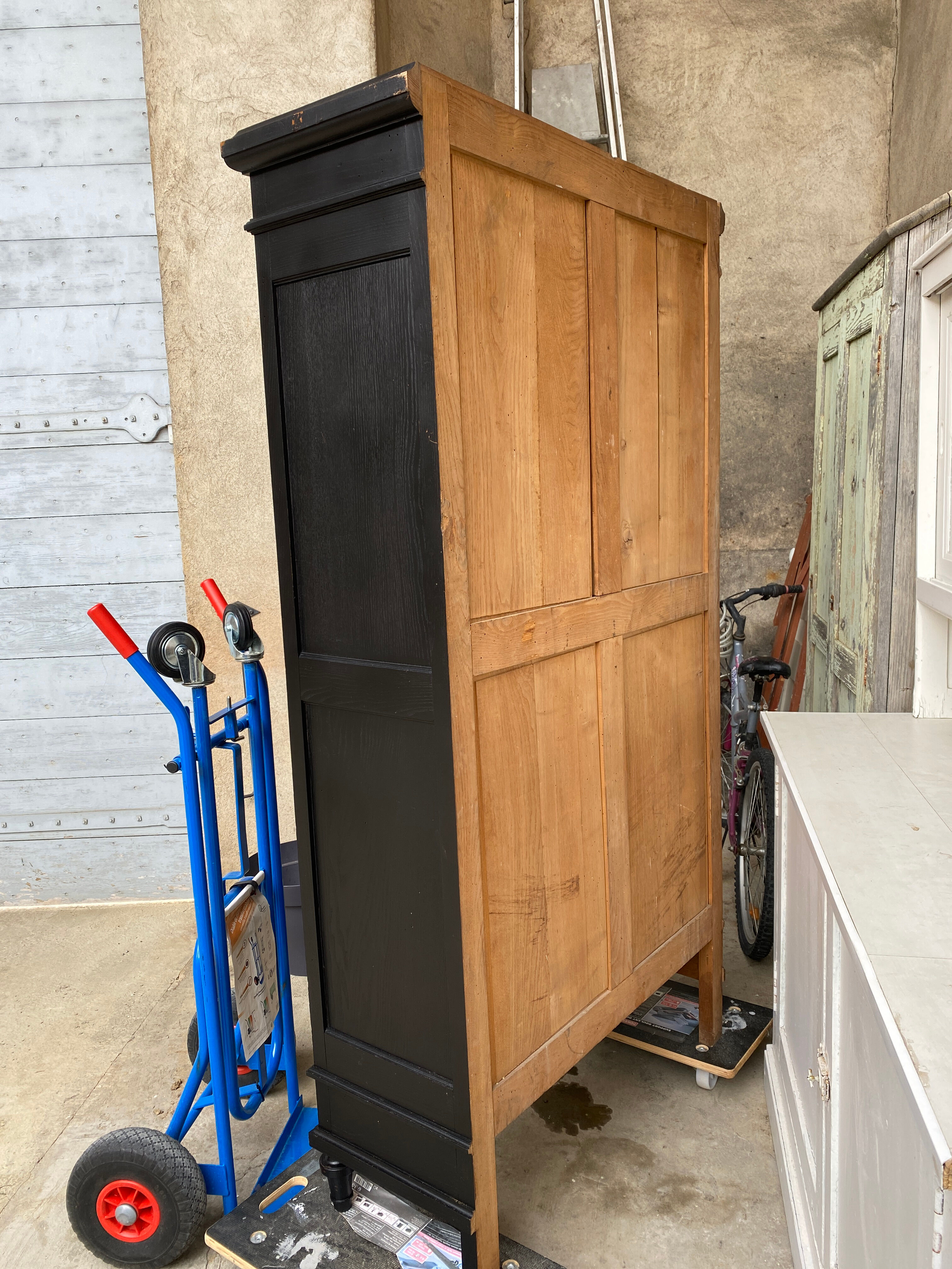 Window cabinet