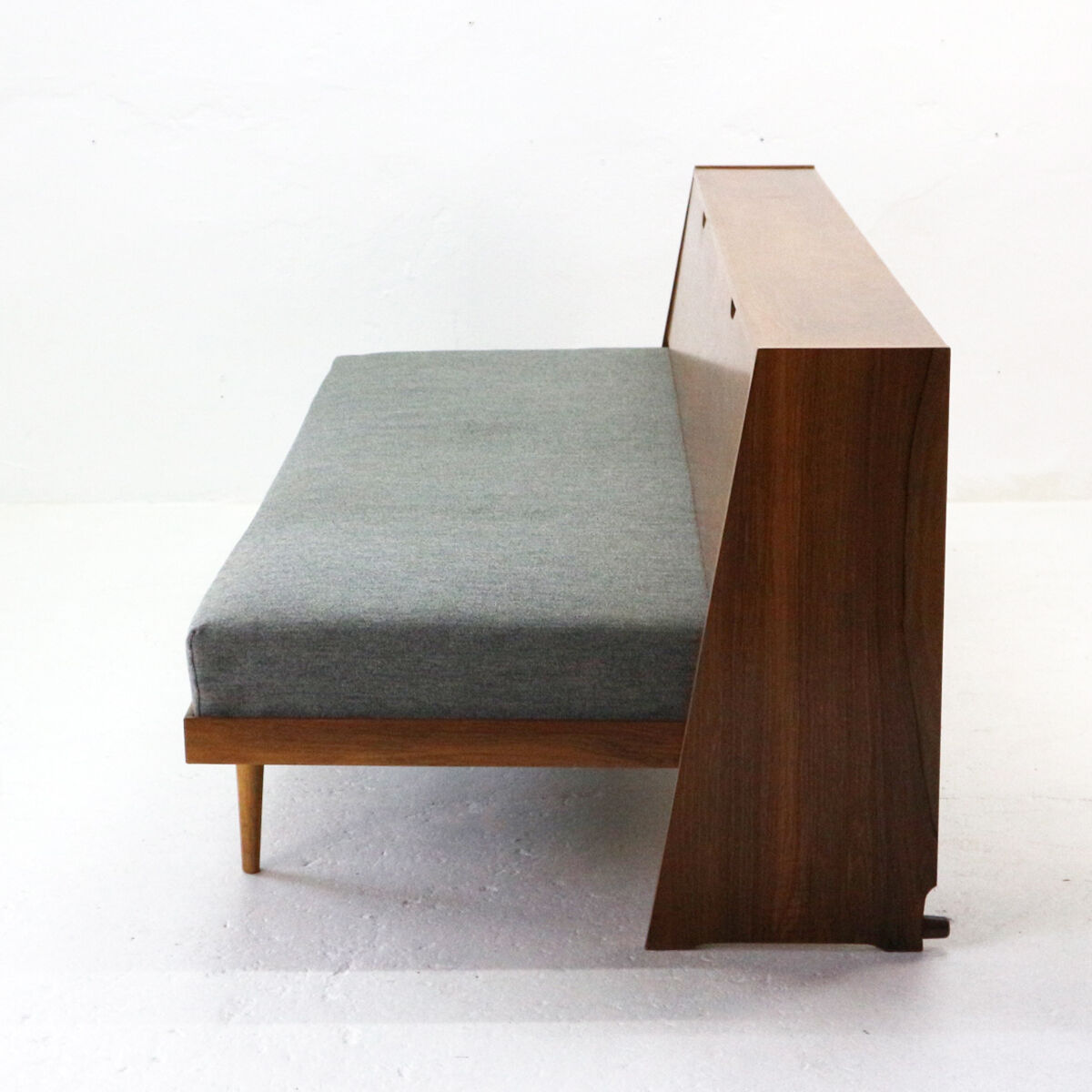 Extendible day bed, walnut with grey cover 1960