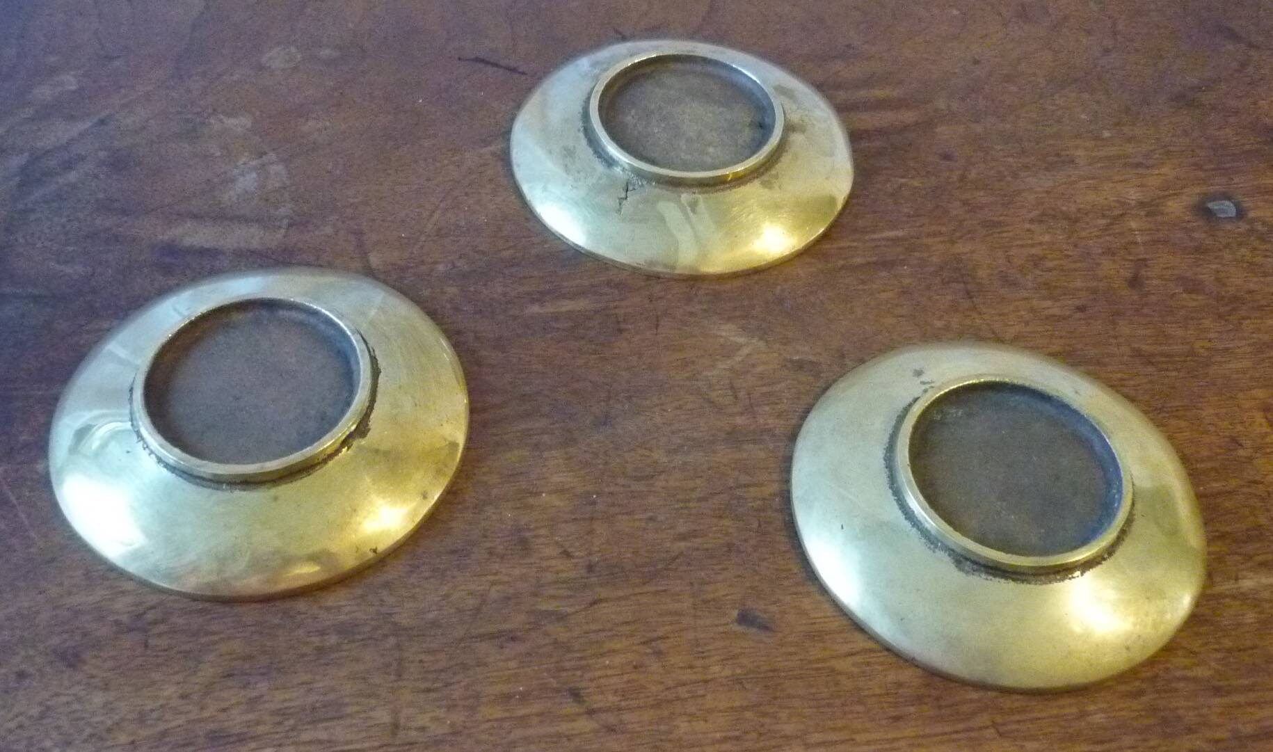 Bronze bowl decorated with fleur-de-lis