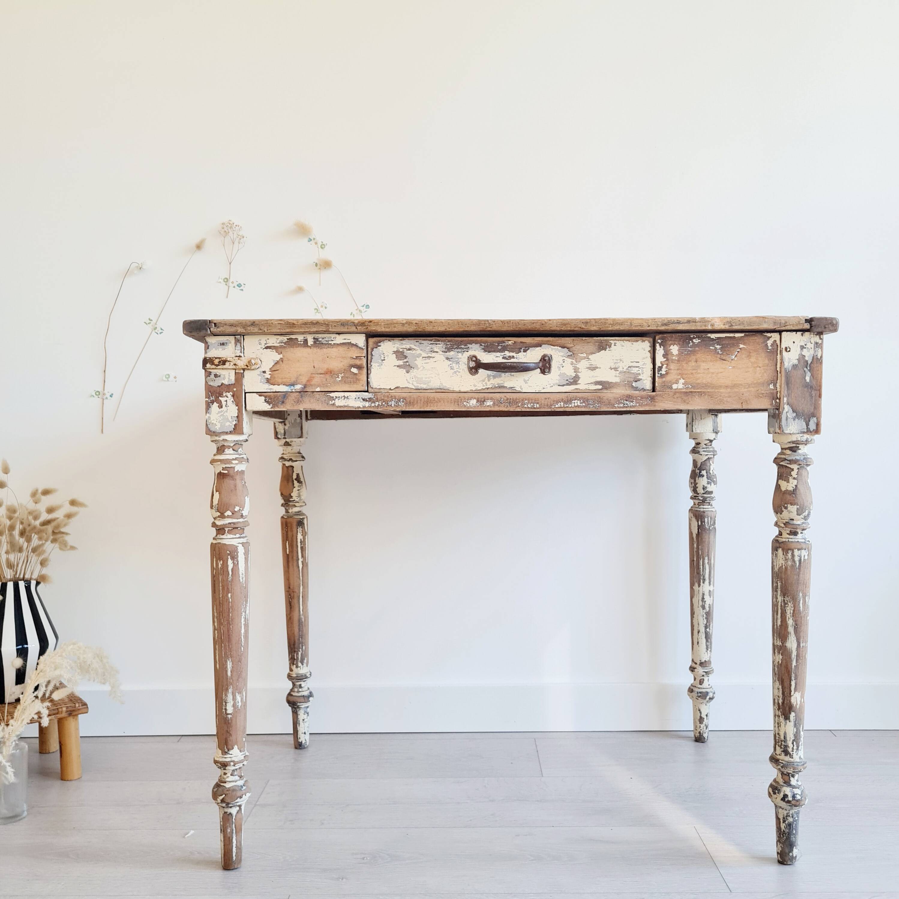 Table patinée - bureau pieds tournés et son tiroir