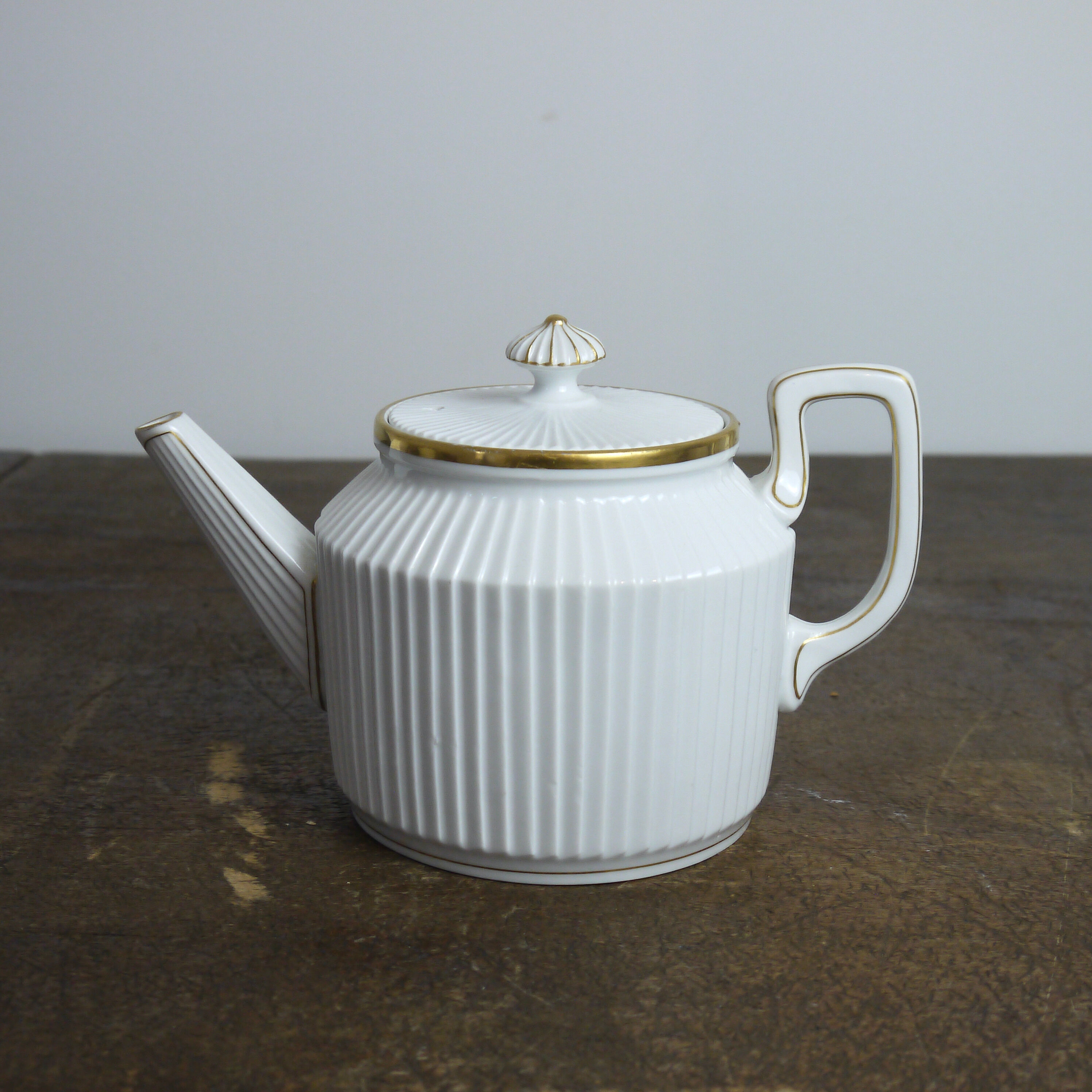 Mehun porcelain white teapot and porcelain gold