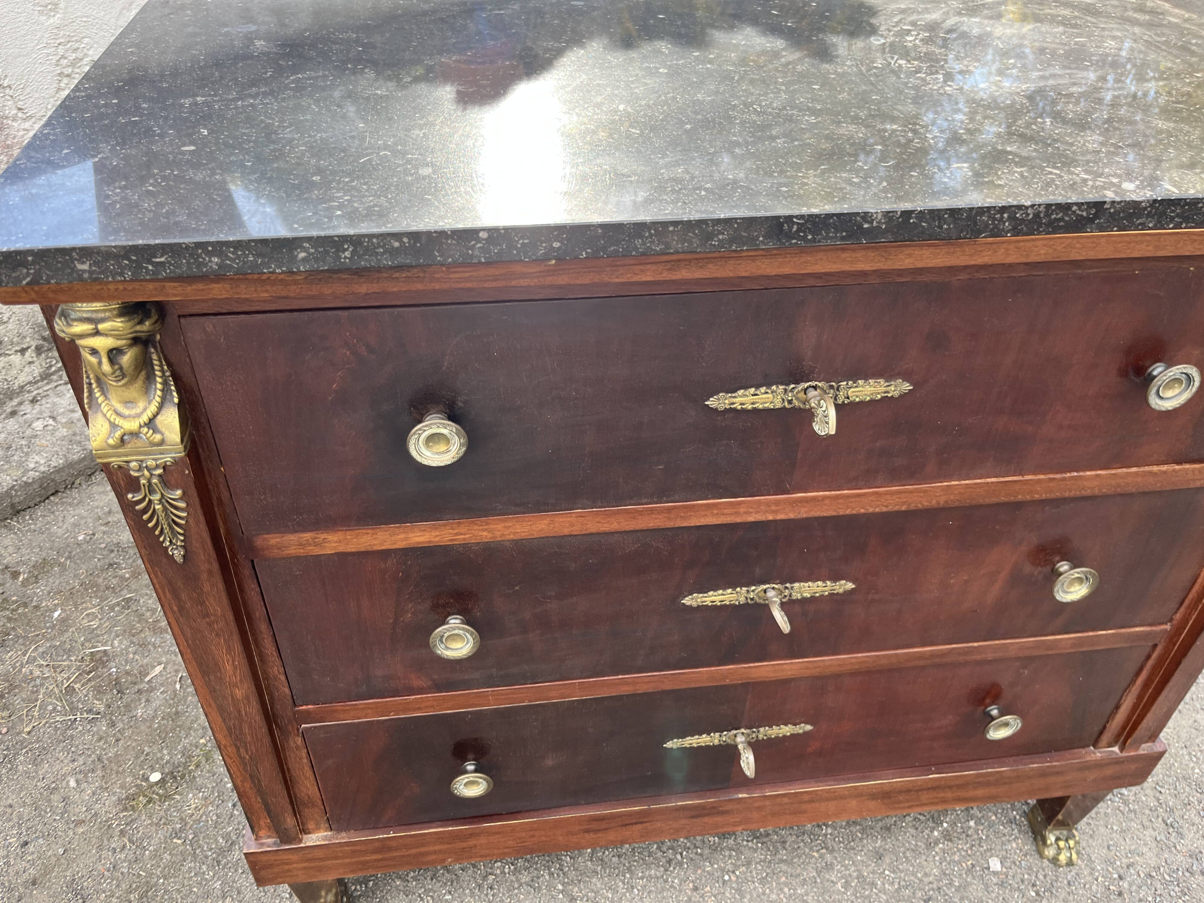 Commode Retour d’Égypte en acajou et bronze doré – dessus marbre noir