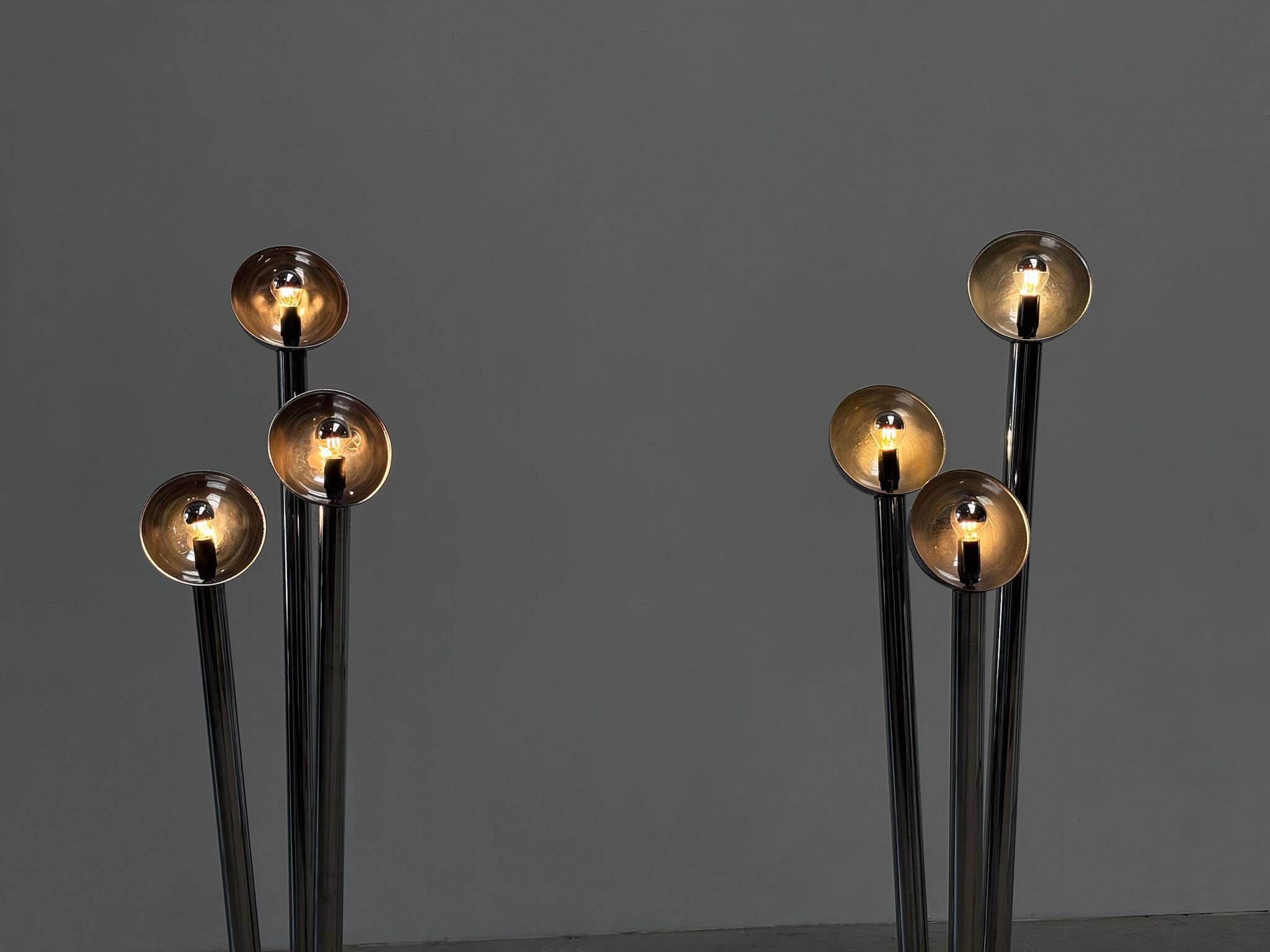 Paire de rares lampadaires chromés de Jules Dewaele