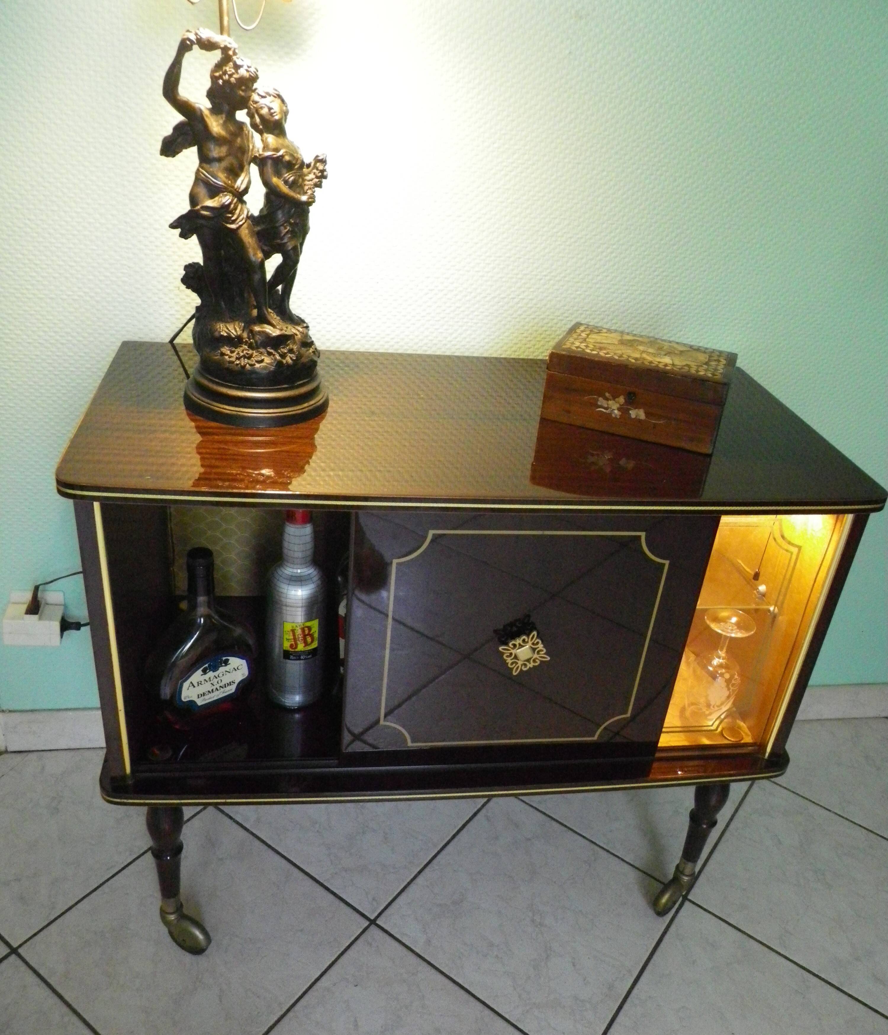 Meuble bar lumineux, corpus en bois laqué 1960/1970