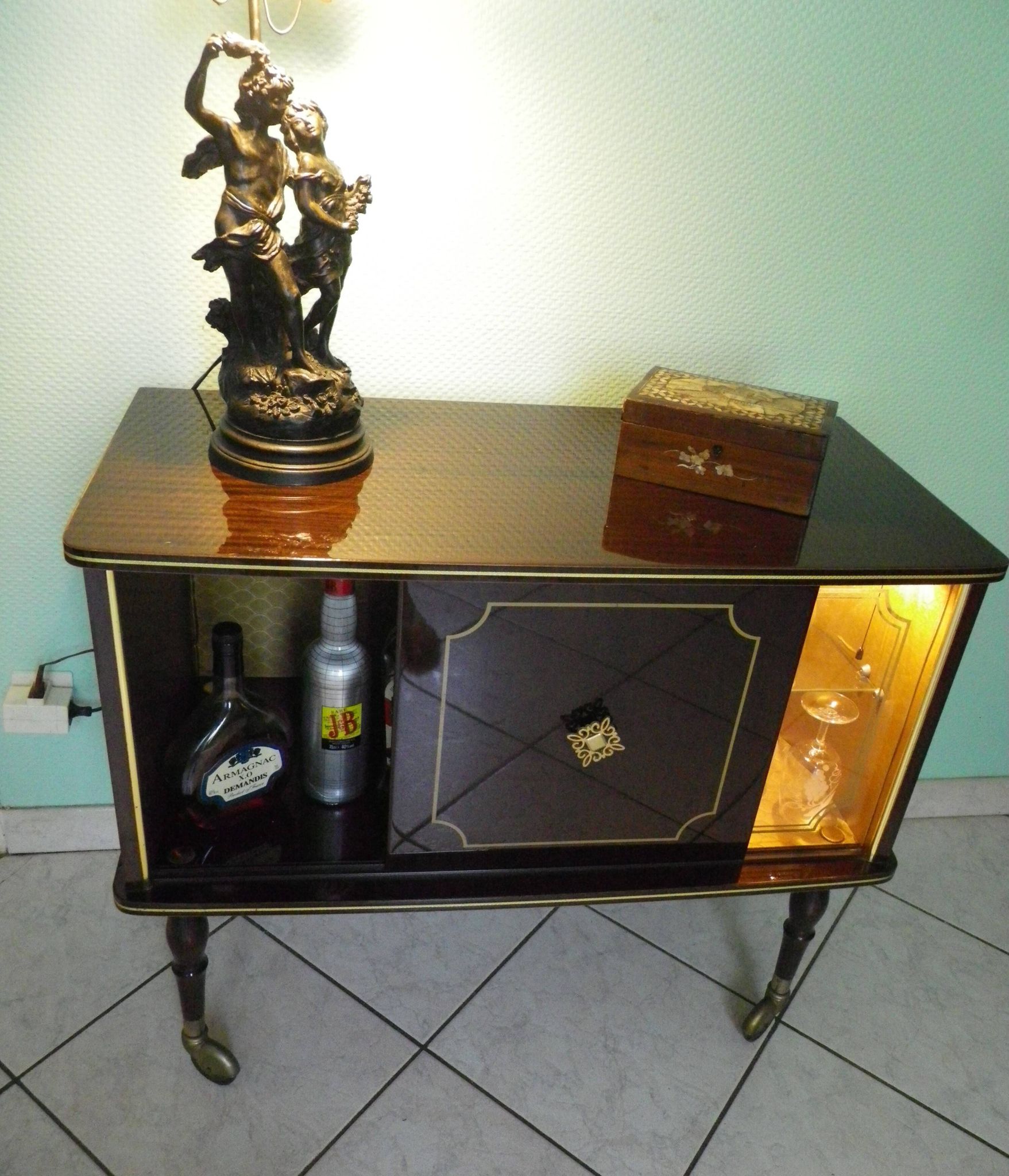 Meuble bar lumineux, corpus en bois laqué 1960/1970