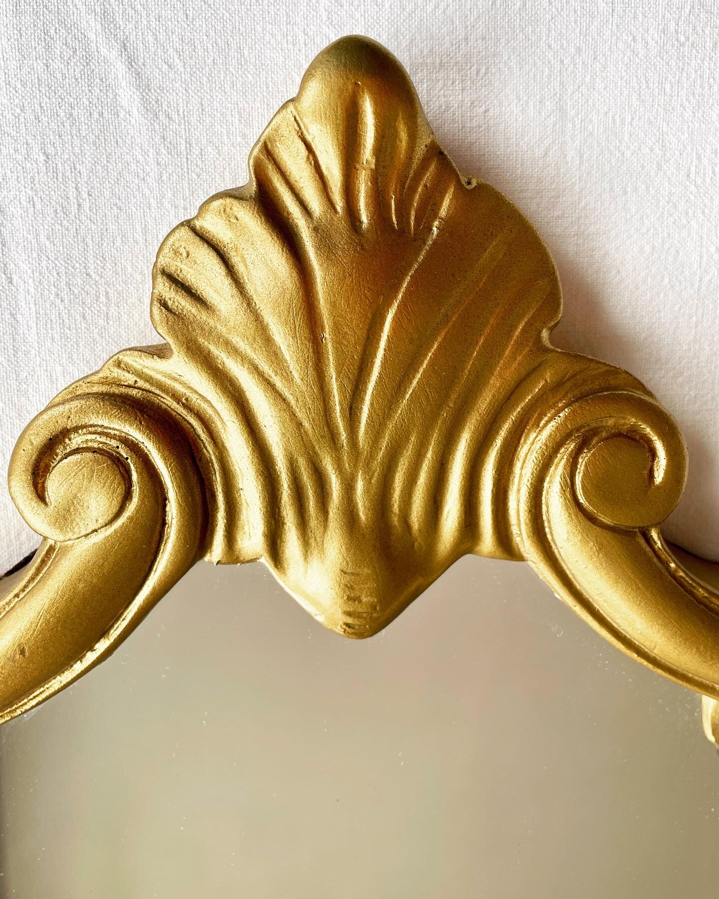 Baroque mirror in golden resin 26x49cm