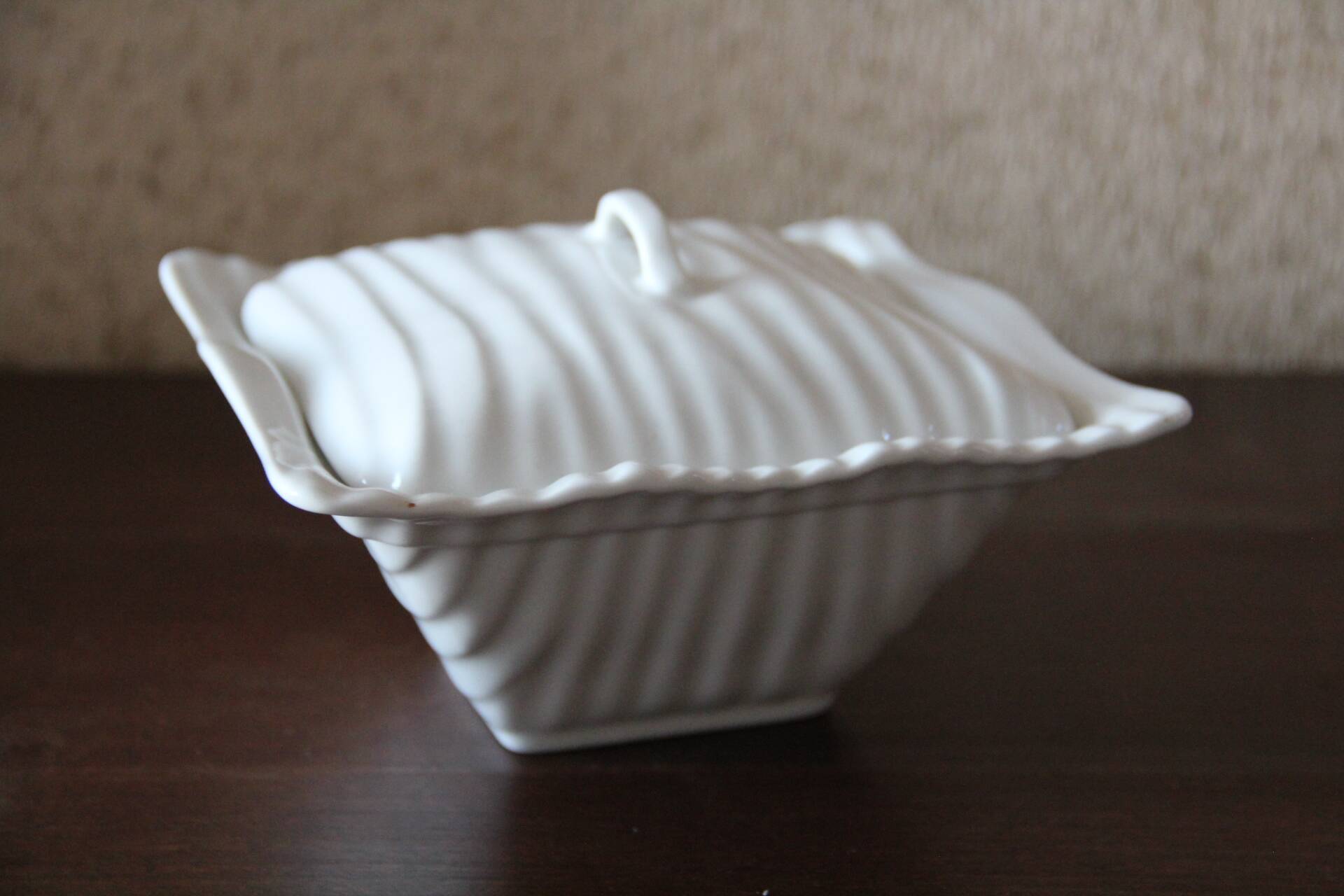 Small fruit bowl with porcelain lid