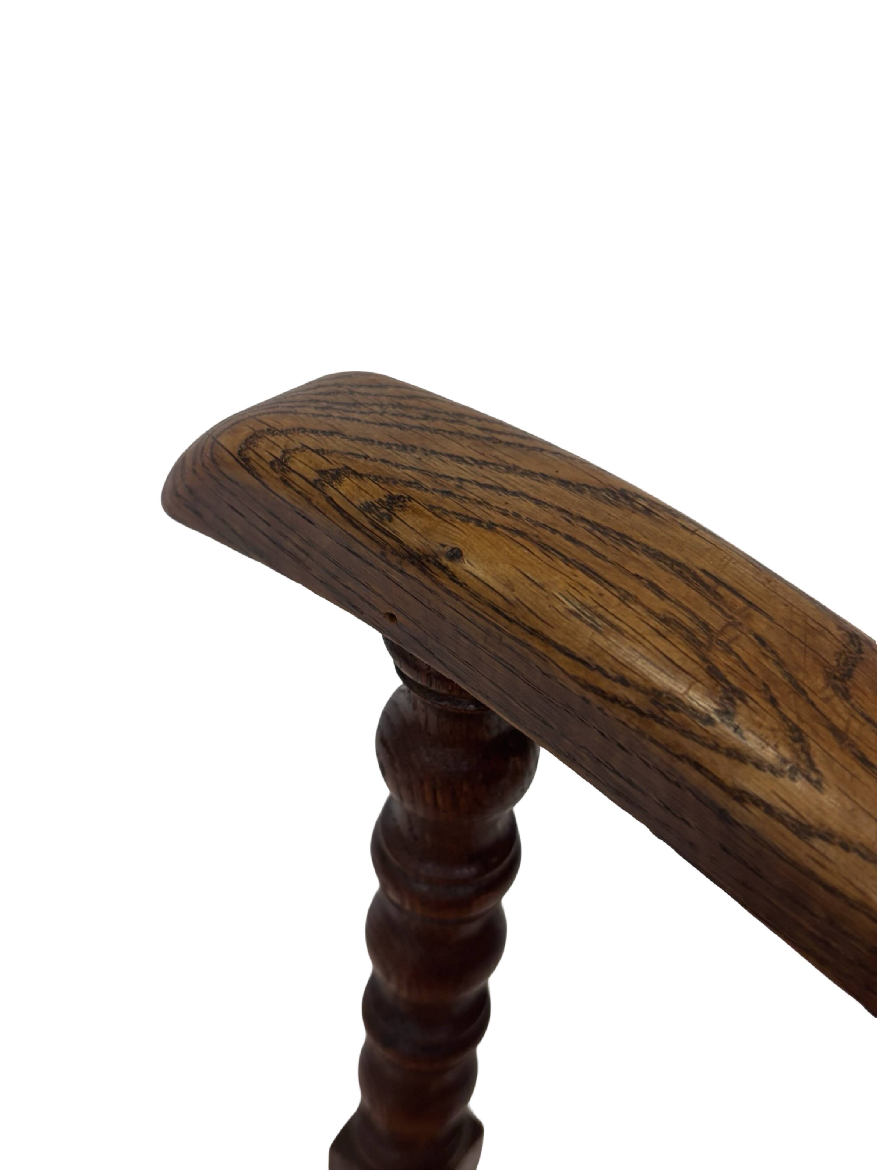 Fauteuil Art Déco en chêne tressé, design minimaliste.