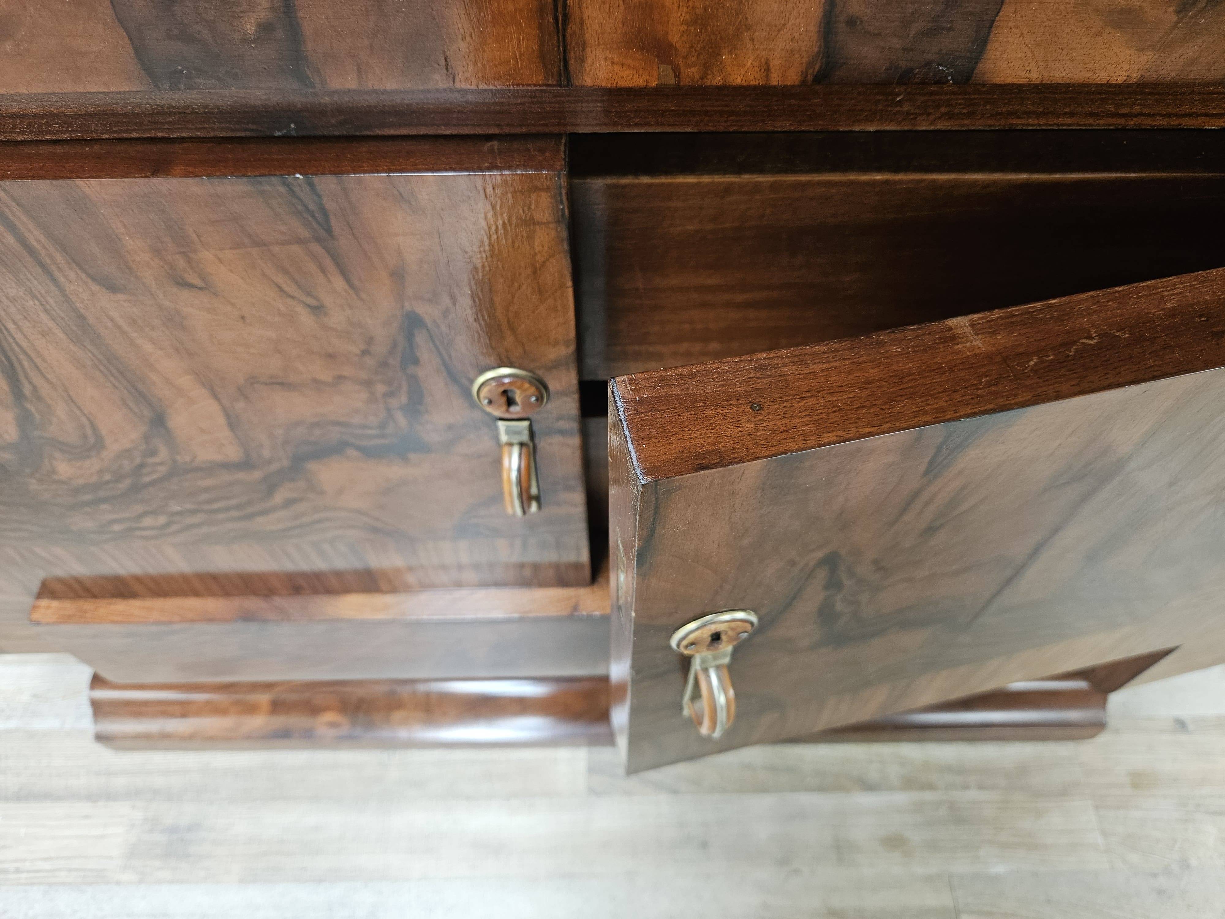 Exclusive 1940s Art Decò sideboard in walnut burl with mirror