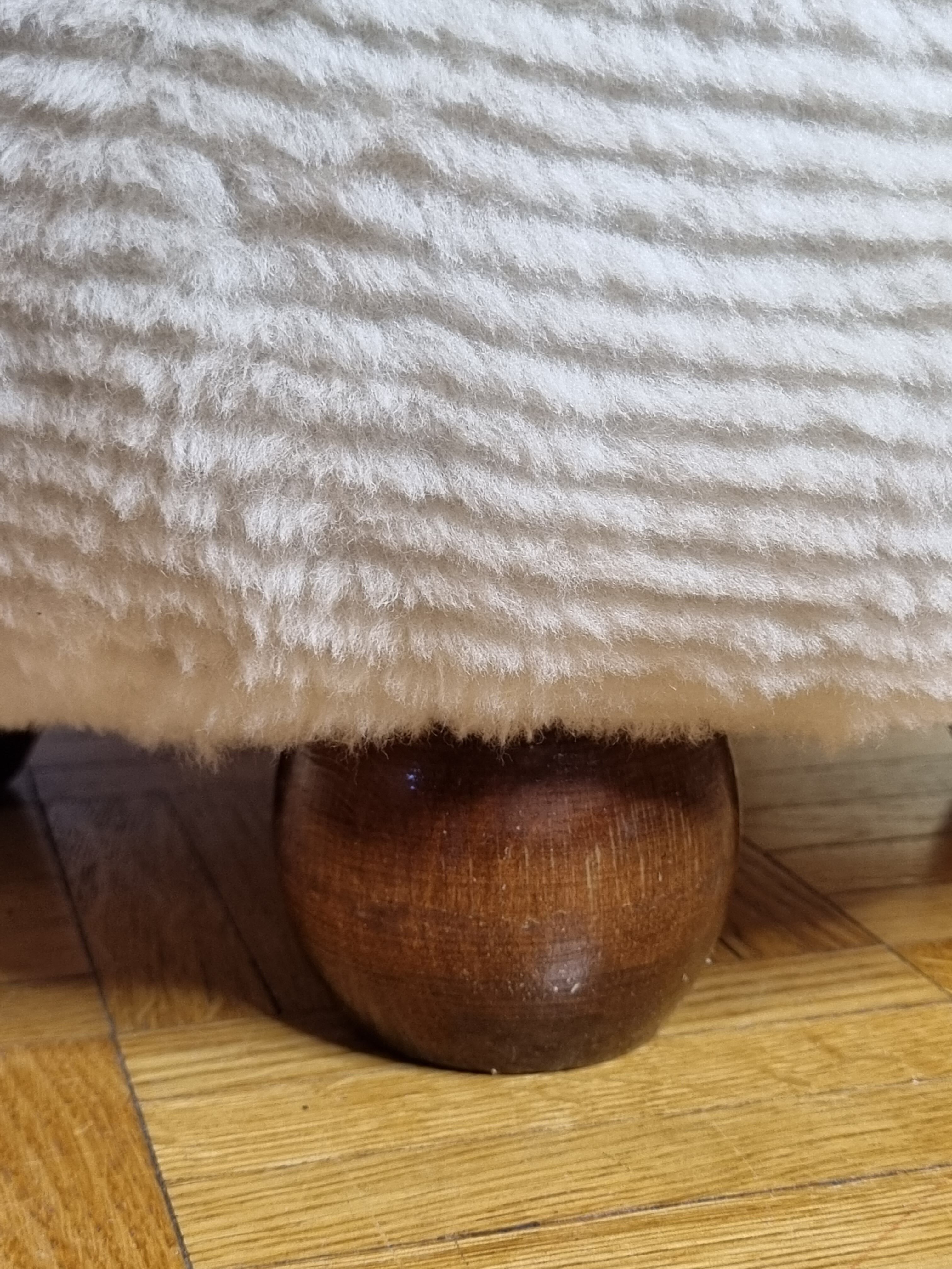 Round pouf in textured sheepskin, 44 cm