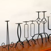 Pair of twisted tripod candlesticks in black iron, brutalist, 1970 - 44 cm