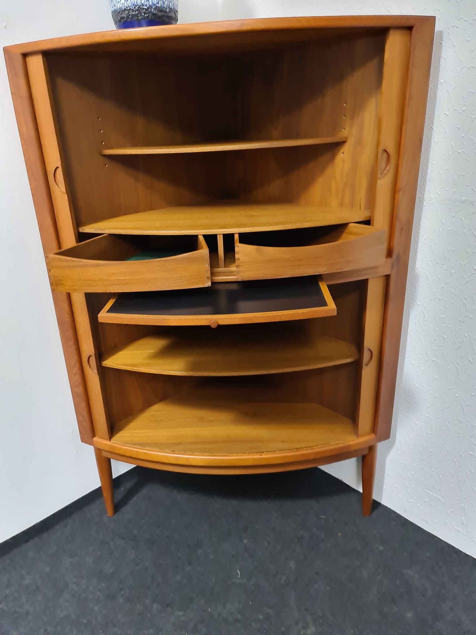 Buffet d’angle de teck par Dyrlund