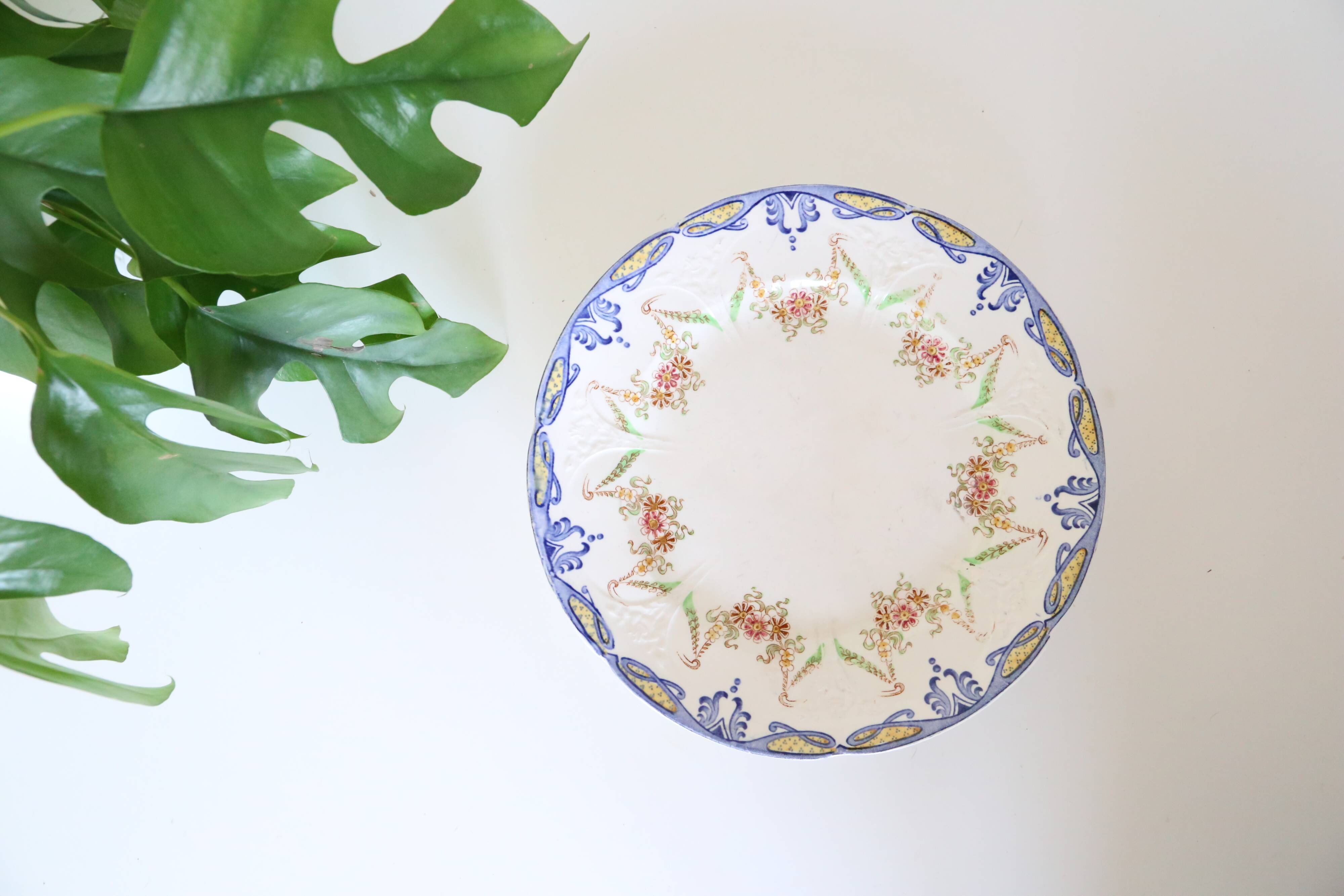 Servant dish on piedouche, Grand Dépôt Paris E. Bourgeois, 19th century